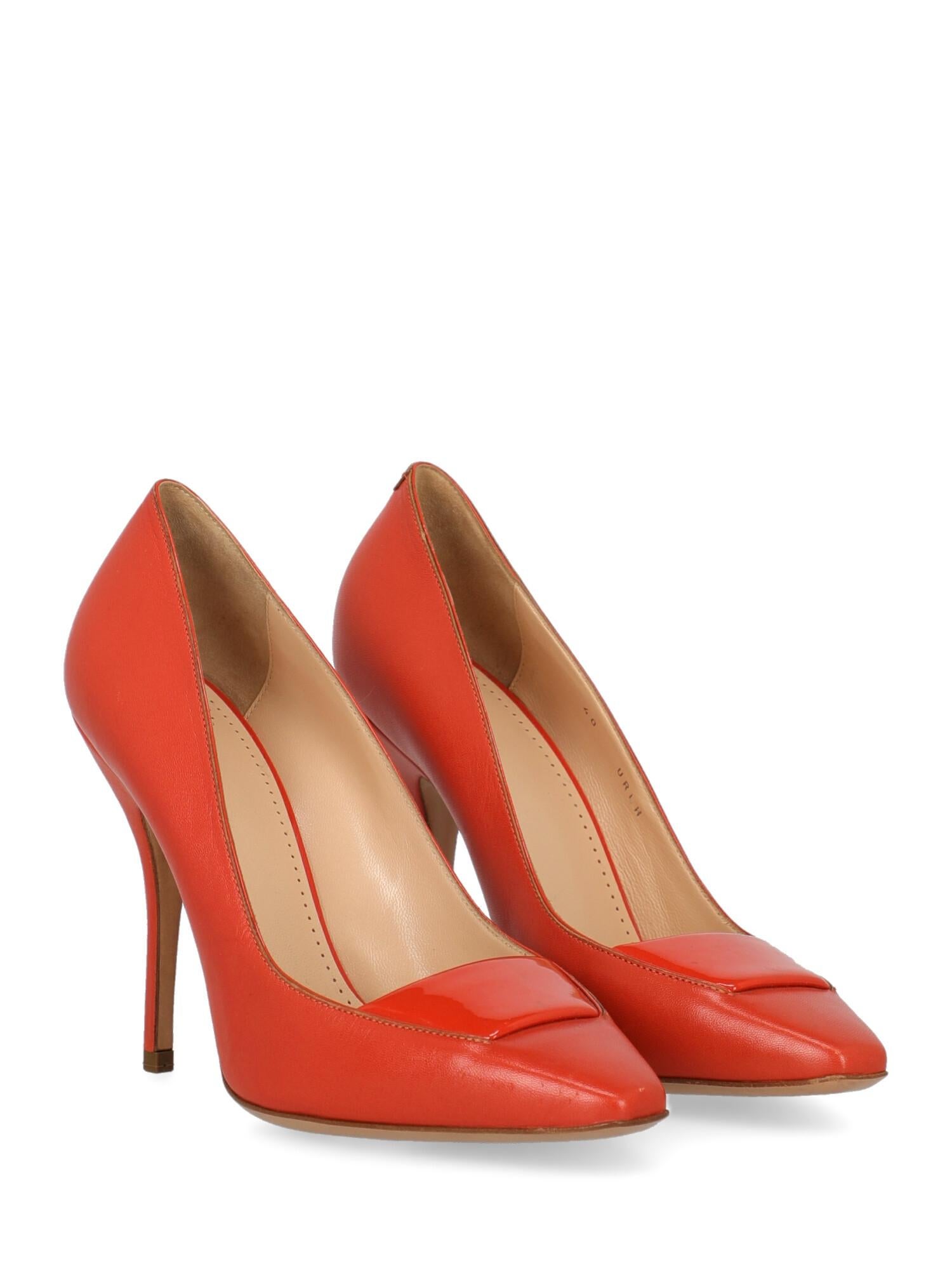 Shoe, leather, solid color, square toe, branded insole, tapered heel, high heel, patent trim.

Includes: N/A

Product Condition: Very Good
Sole: negligible marks. Upper: negligible scuffing, negligible stains. Insole: negligible