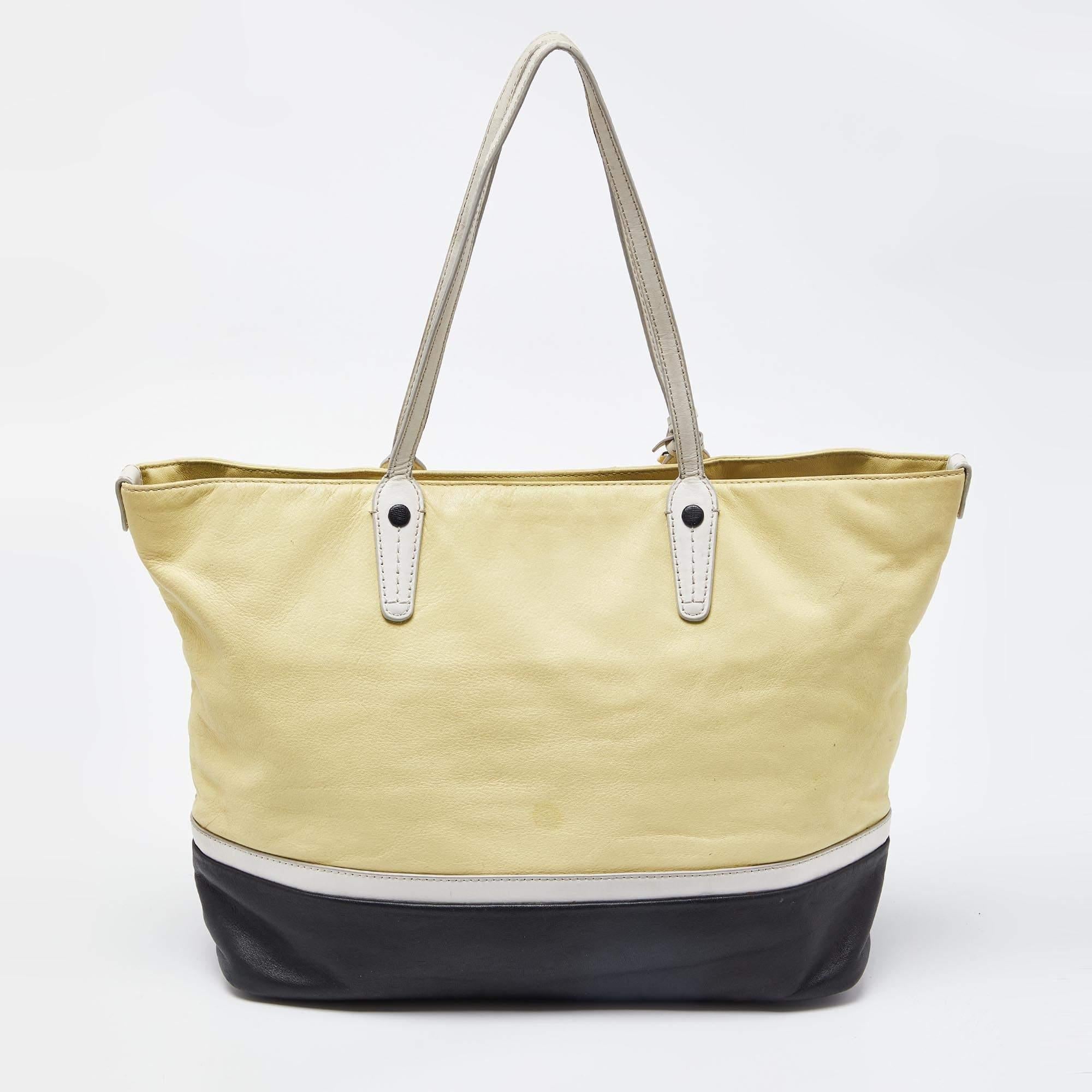 Bally Yellow/Black Leather Shopper Tote In Fair Condition For Sale In Dubai, Al Qouz 2