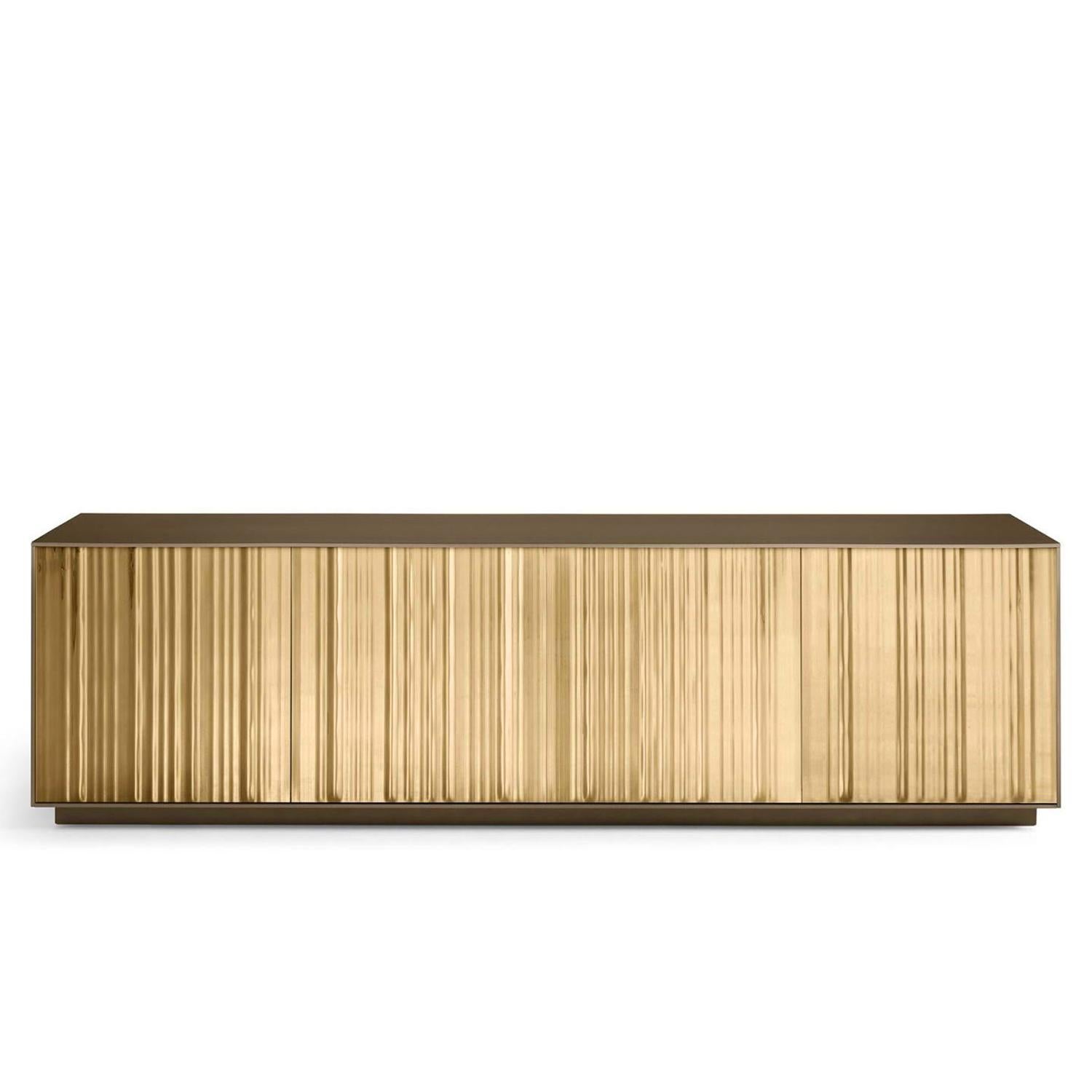 Credenza con struttura in legno Greige Metallic olor in finitura laccata.
Con 4 ante in vetro fuso temperato di 6 mm di spessore in finitura bronzo e 
argentata nella parte inferiore. Ripiani interni su 1 livello, con spessore di 8 mm temperati 
in