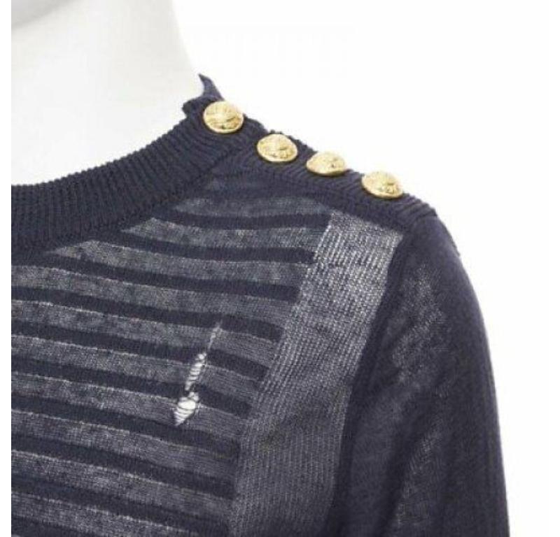 BALMAIN 100% Leinen Marineblauer Streifen Gold Militär Pullover mit Knopfleiste im Used-Look XS
Referenz: TGAS/A05562
Marke: Balmain
Designer: Olivier Rousteing
Modell: Distressed Pullover
MATERIAL: Leinen
Farbe: Schwarz
Muster: