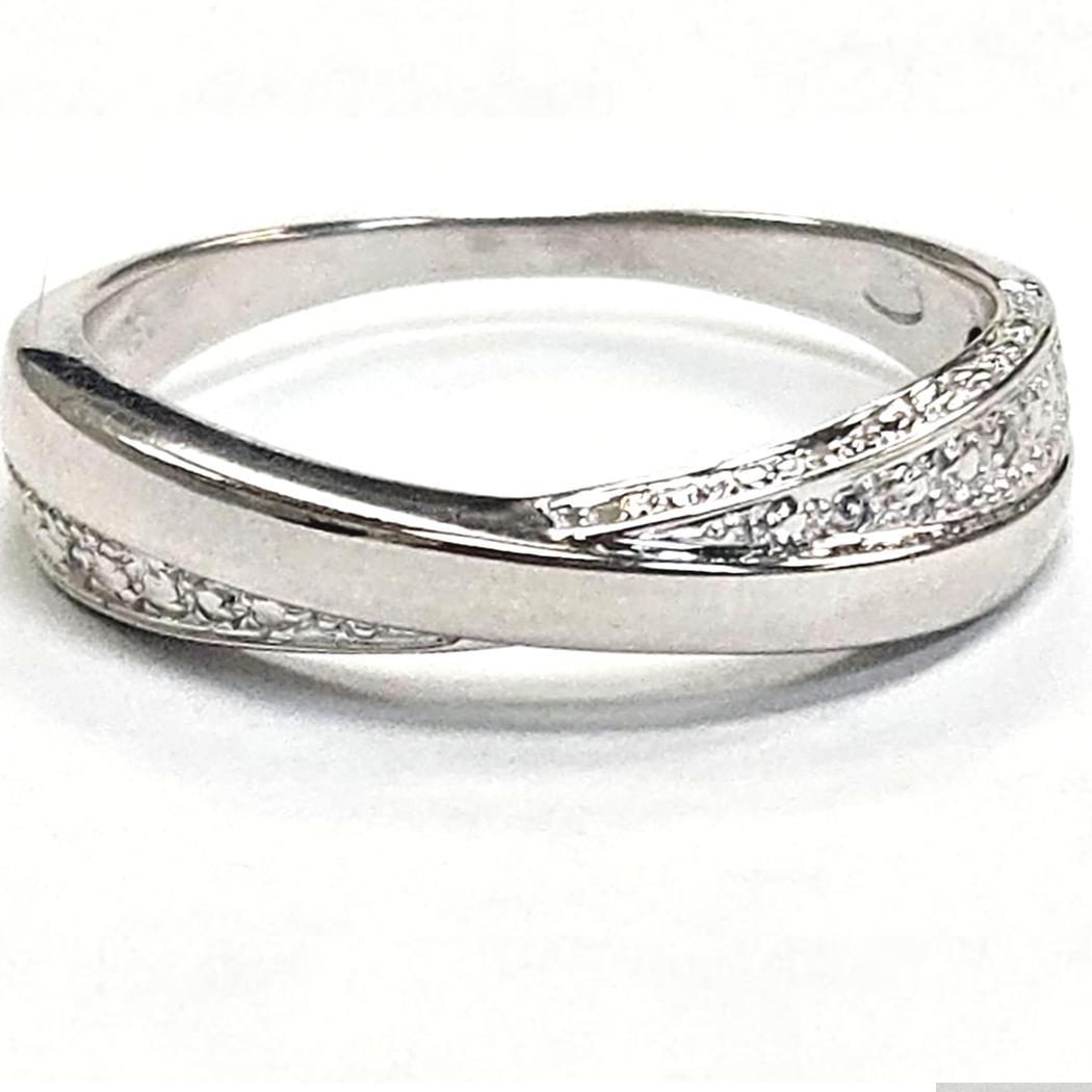 Fascia con diamanti Balmain in oro bianco 18k - Misura 9 3,8 g  0,02ct
Elegante e scultoreo, questo raffinato anello di Balmain Paris è realizzato in oro bianco massiccio 18 carati e presenta una graziosa torsione nella sua silhouette. Il cinturino