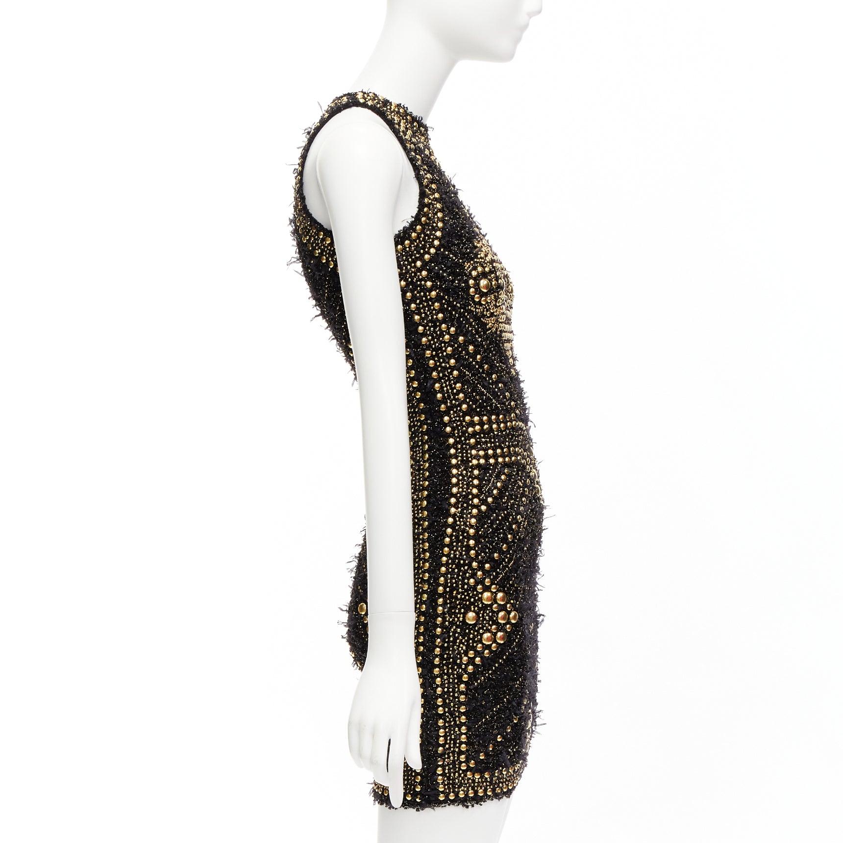 BALMAIN 2022 Gold Boucle Tweed Nieten verziertes Labyrinth-Minikleid FR34 XS Damen im Angebot