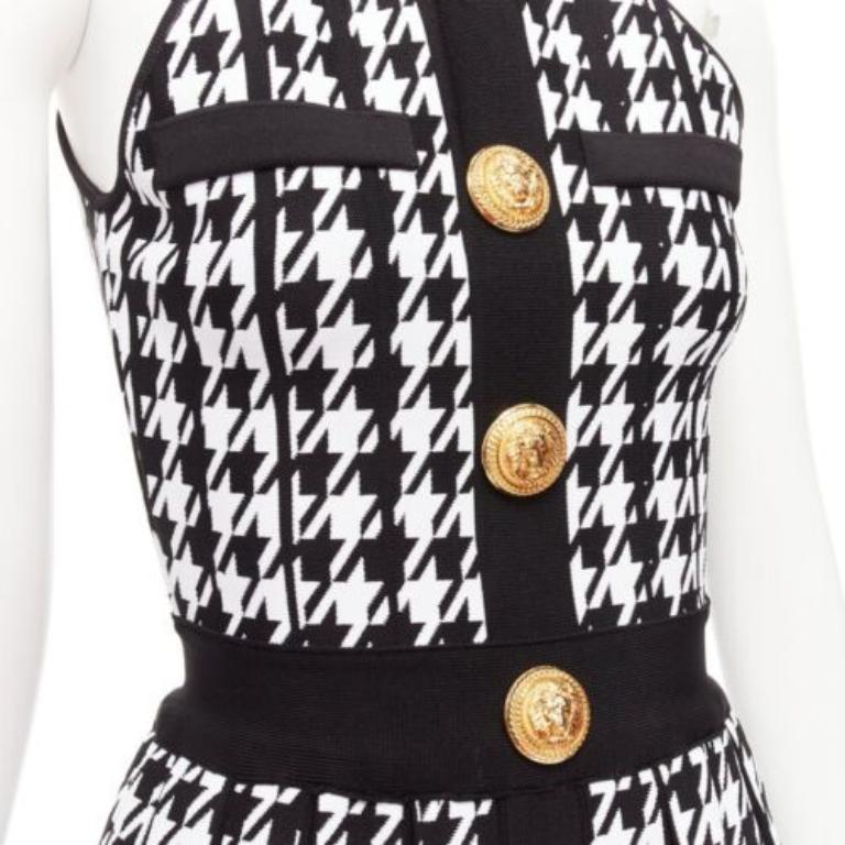 BALMAIN 2023 black white houndstooth gold lion button  halter mini dress FR34 XS
Reference: AAWC/A00701
Brand: Balmain
Designer: Olivier Rousteing
Collection: 2023
Material: Viscose, Polyamide
Color: Black, White
Pattern: Houndstooth
Closure: