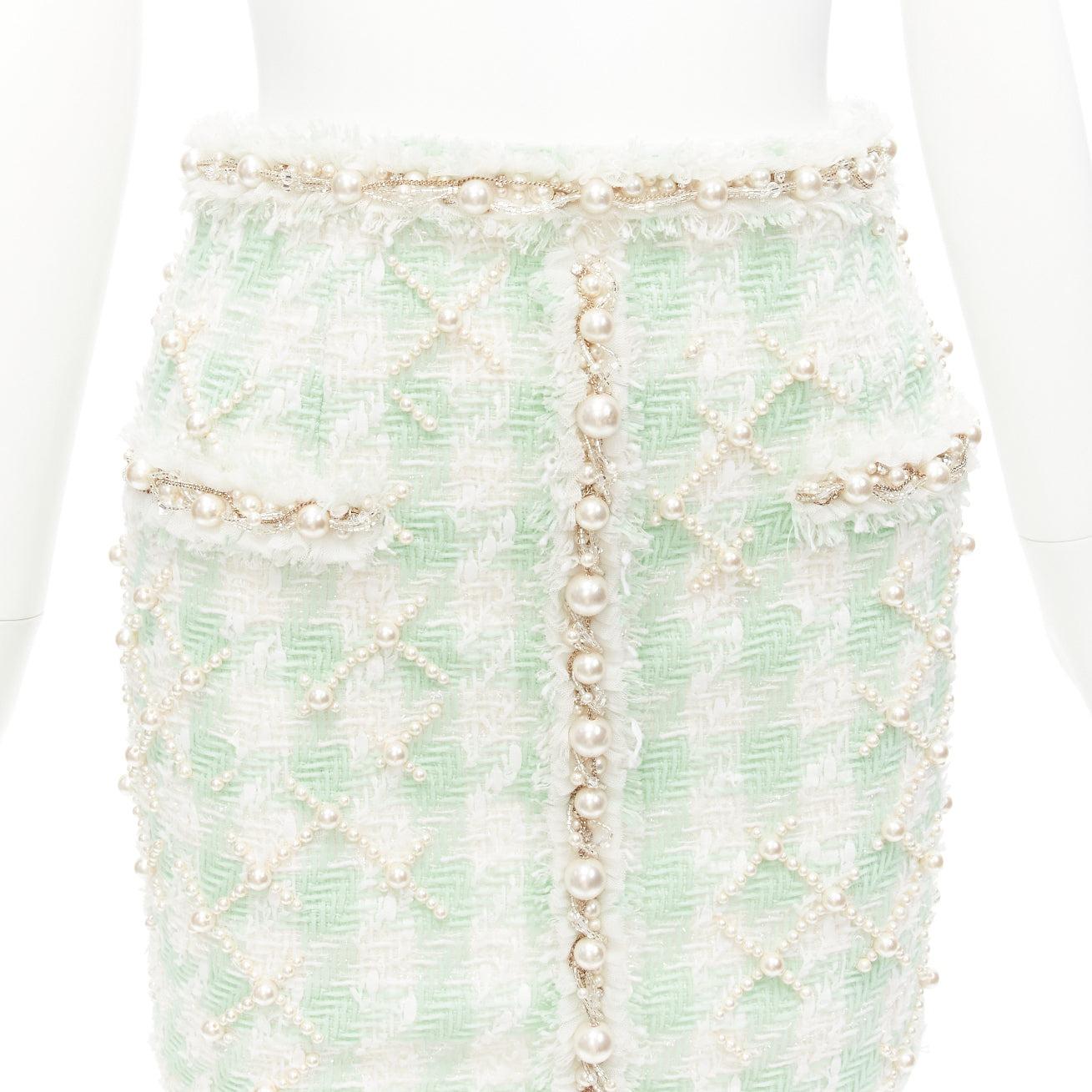 BALMAIN 2023 green white tweed pearl embellished preppy mini skirt FR34 XS
Reference: AAWC/A00541
Brand: Balmain
Designer: Olivier Rousteing
Collection: 2023 SS
Material: Polyamide, Blend
Color: Green, White
Pattern: Tweed
Closure: Zip
Lining: White