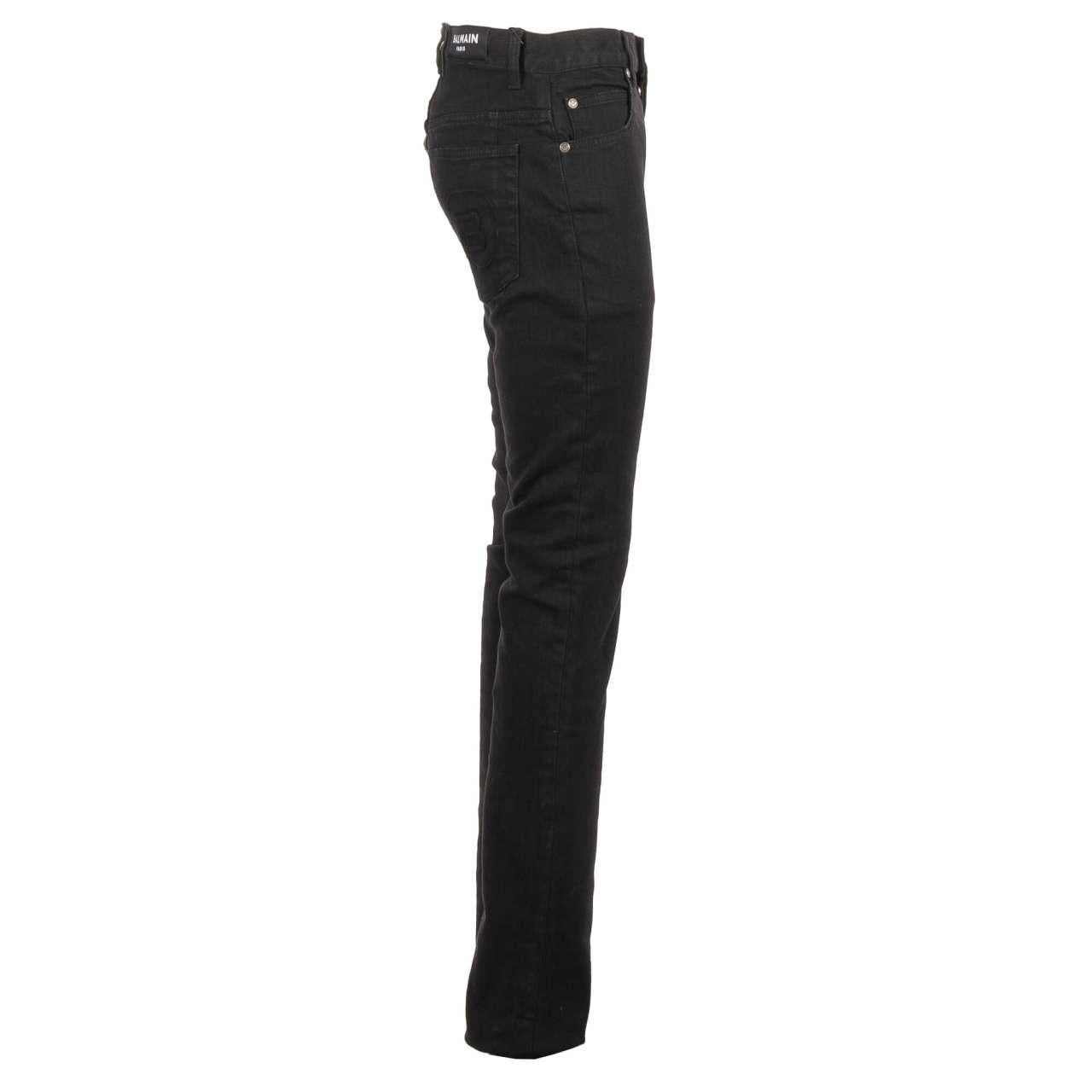 - 6-pockets Jeans SLIM with a large logo texture at the back by BALMAIN - New with tag - MADE IN JAPAN - Former RRP: EUR 790 - Slim Cut - Model:Â UH15230Z0170PA - Material: 98% Cotton, 2% Polyurethan - Color: Black - 6 Pockets Jeans - Large logo