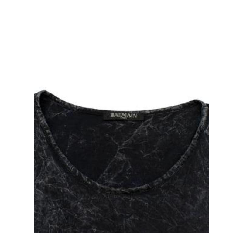 Balmain Acid Wash Logo Sleeveless Vest

- Made of luscious cotton.
- Sleeveless.
- Buttons on left shoulder.
- Balmain Paris logo.

Made in Portugal.
Hand wash only.

 PLEASE NOTE, THESE ITEMS ARE PRE-OWNED AND MAY SHOW SIGNS OF BEING STORED EVEN
