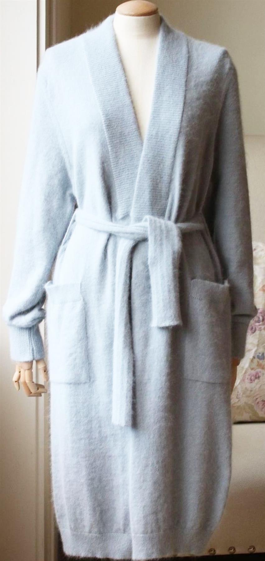 El cárdigan largo de Balmain está confeccionado en una suntuosa mezcla de angora en un fresco tono azul.
Los ribetes acanalados y los hombros afilados característicos de la marca lo definen con sencillez.
Mezcla de angora azul celeste.
Se