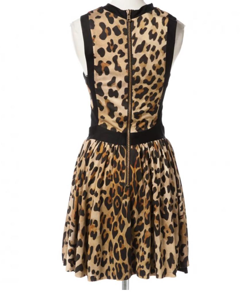 BALMAIN

Mid length sleeveless dress in leopard print jersey and asymmetrical black band, zipper on the back, flared bottom with lined ruching. 

 Content:  94% viscose, 6% silk. 

Waist size: 12 1/2