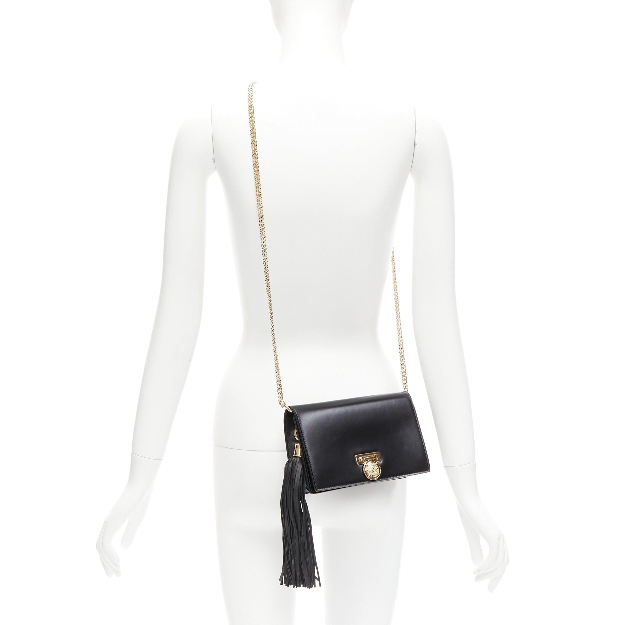 BALMAIN BBox black calfskin leather gold turnlock tassel crossbody clutch bag
Reference: TGAS/D00838
Brand: Balmain
Designer: Olivier Rousteing
Model: BBox
Collection: Runway
Material: Leather, Metal
Color: Black, Gold
Pattern: Solid
Closure: