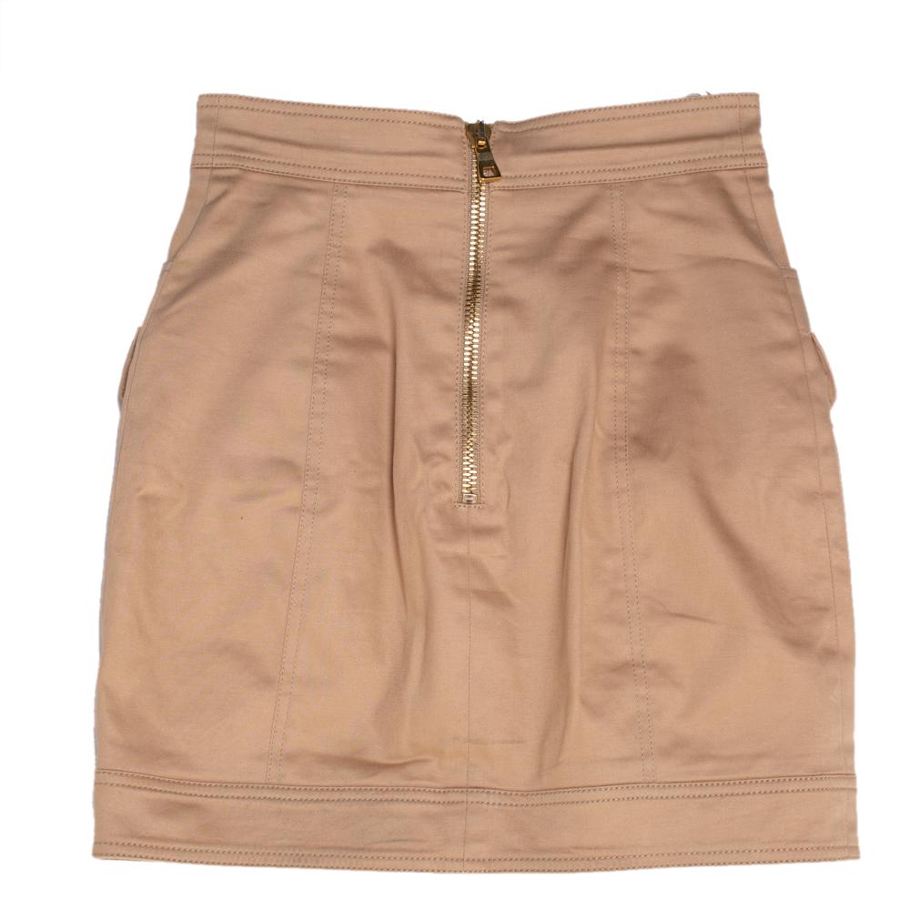 Chic and comfortable, this mini skirt from Balmain will be a splendid pick for days of style. It is made from a cotton blend in a cargo style with front pockets, drawstring detail, and back zip closure. Pair it with a cropped top and sneakers for a
