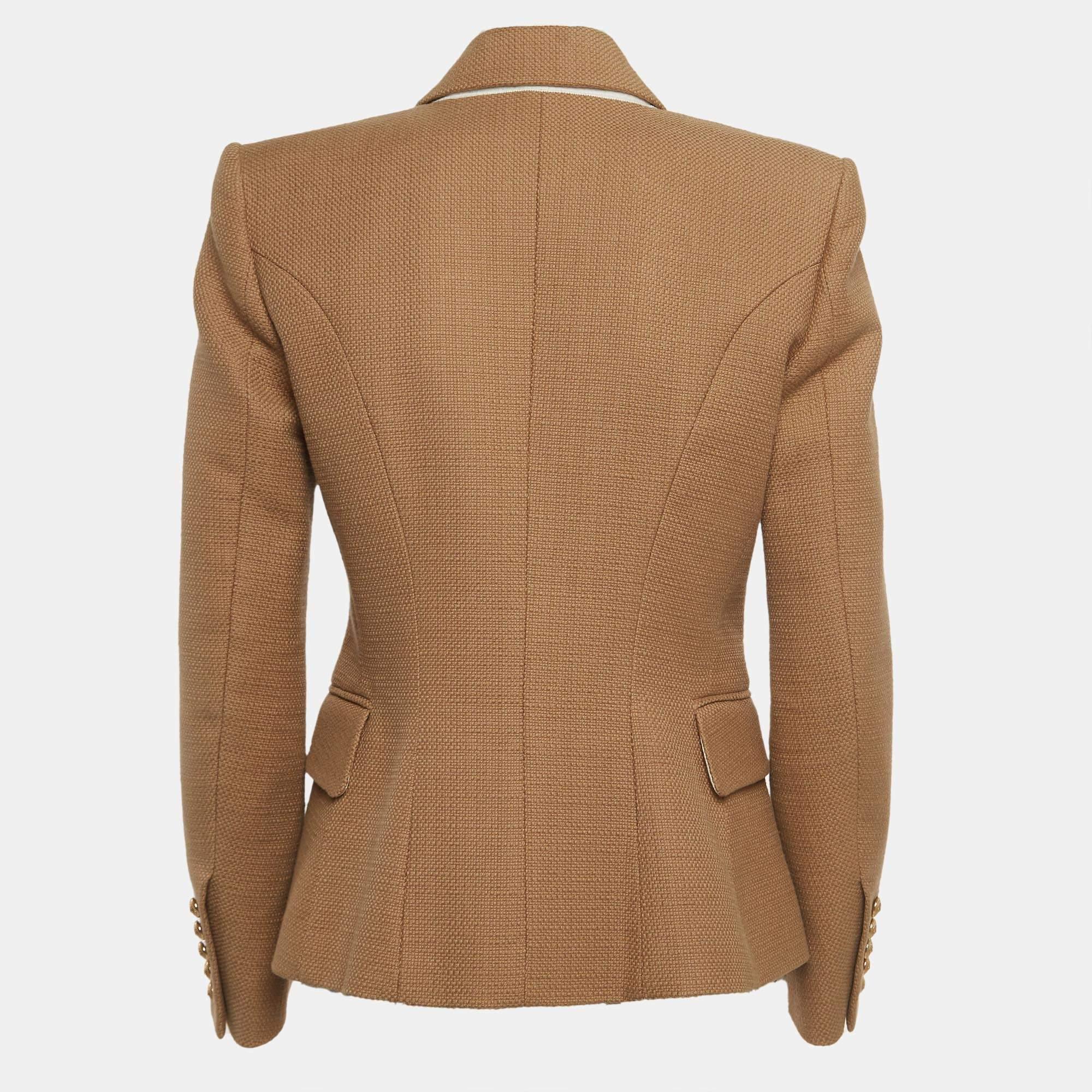 Ce blazer vous apporte à la fois classe et luxe lorsque vous le portez. Il est rehaussé de manches longues, ce qui lui confère une finition soignée.

