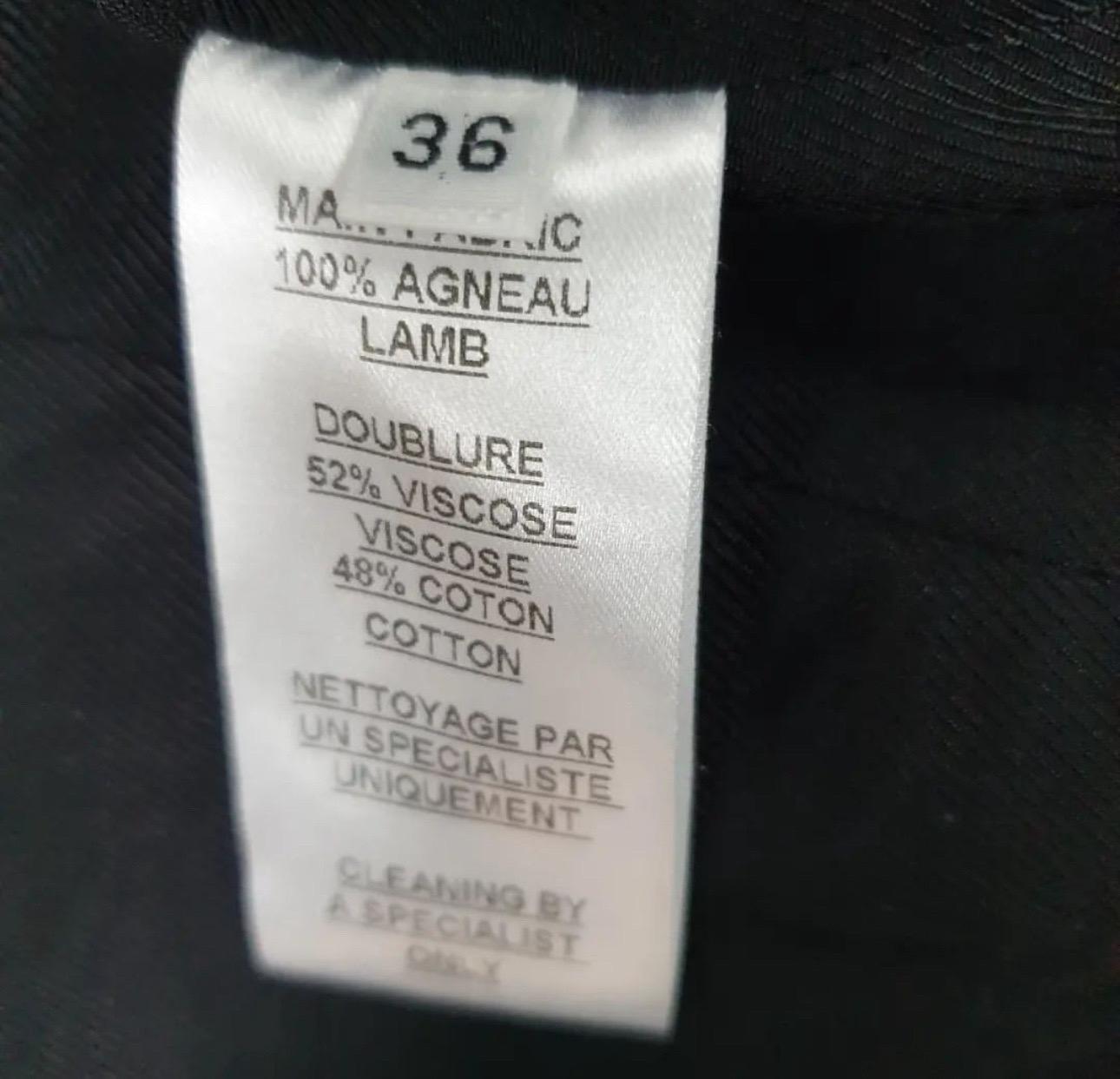 Blazer di Balmain in pelle di agnello beige (100%).

Sz.36

Ottime condizioni. Segni di usura visibili nelle foto.

Non tutti sono visibili nella vita reale
