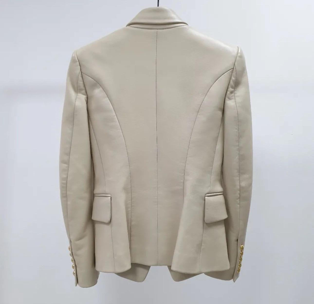 Donna Balmain Giacca Blazer doppiopetto in pelle beige in vendita