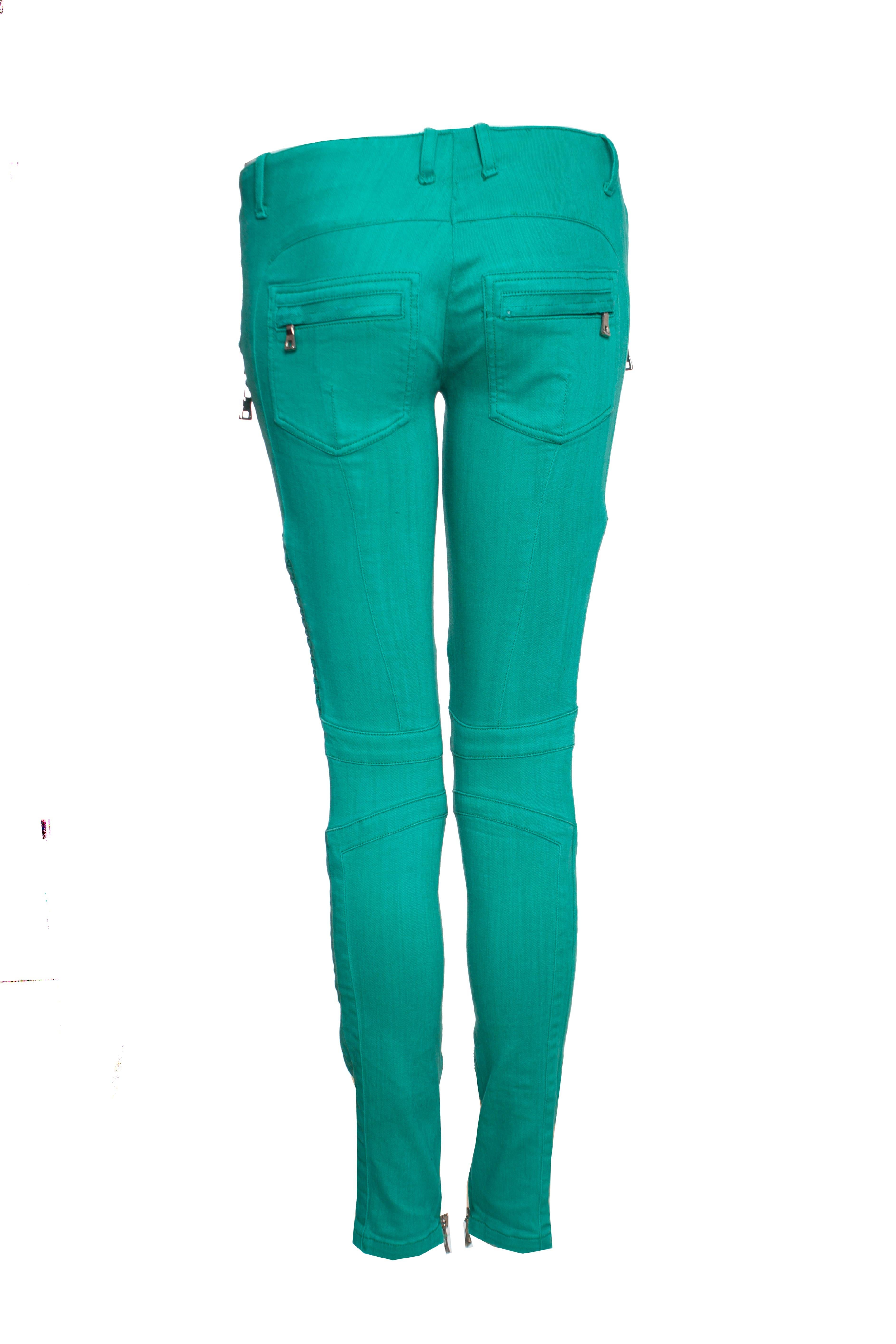 Balmain, Biker jeans in green. This piece is in good condition. small stain on the left knee.

• CONDITION: good condition

• SIZE: FR36 - XS

• MEASUREMENTS: length 97 cm, width 36 cm, inside leg length 77 cm, width ankle 13.5 cm

• FABRIC: 98%