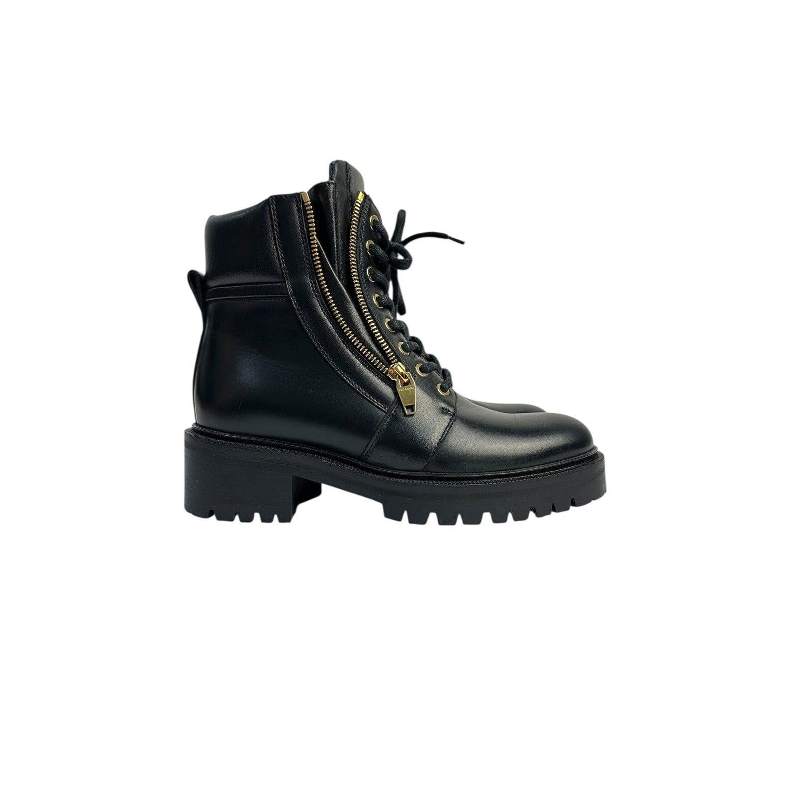 Steigern Sie Ihren Stil mit diesen Balmain Black Army Ranger Zip Boots! 
Diese Stiefel sind aus hochwertigem Leder gefertigt und bieten sowohl Haltbarkeit als auch ein luxuriöses Tragegefühl. Die goldfarbenen Reißverschlüsse setzen nicht nur