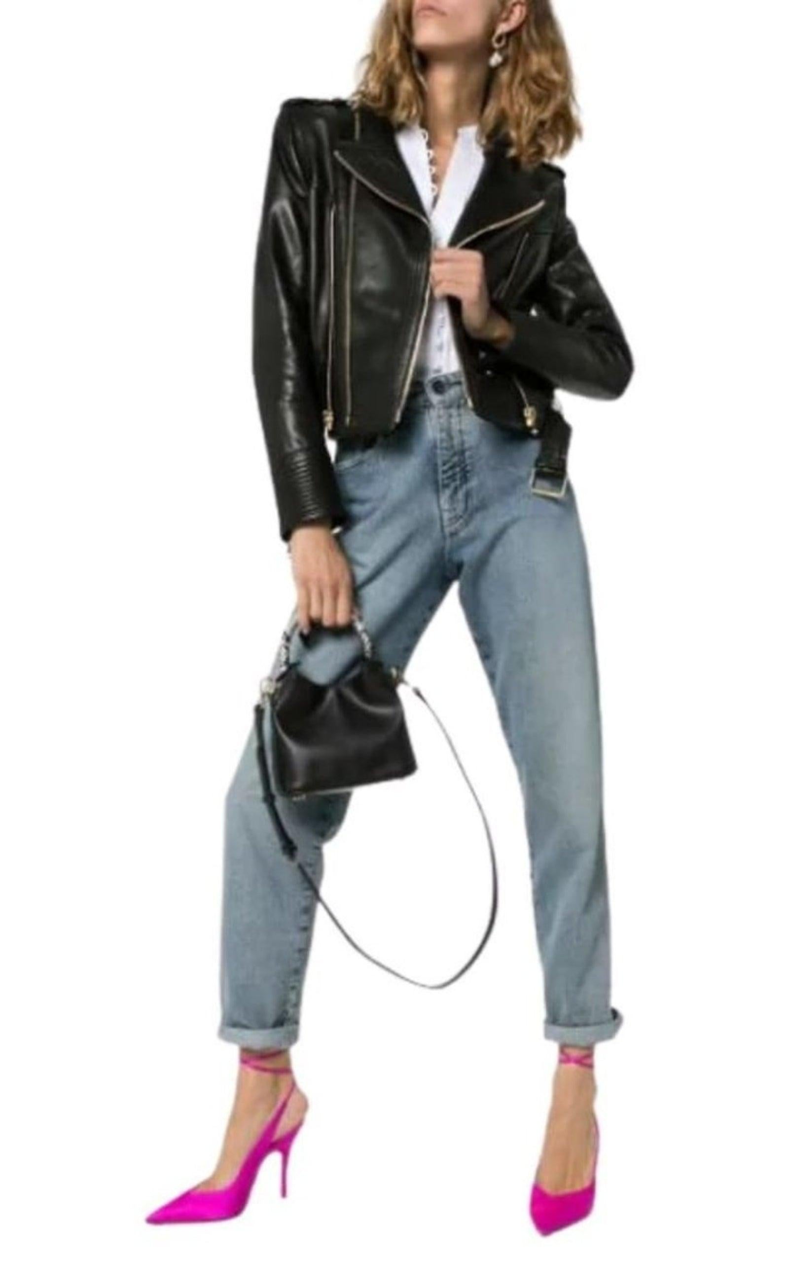 Realizzato in pelle di agnello, questo capo presenta una chiusura a zip, una cintura con fibbia regolabile, due tasche anteriori con zip e polsini con zip.
Cintura in vita.
Composizione: 100% pelle di agnello
Fodera: Viscosa 52%, Cotone 48%
Questo