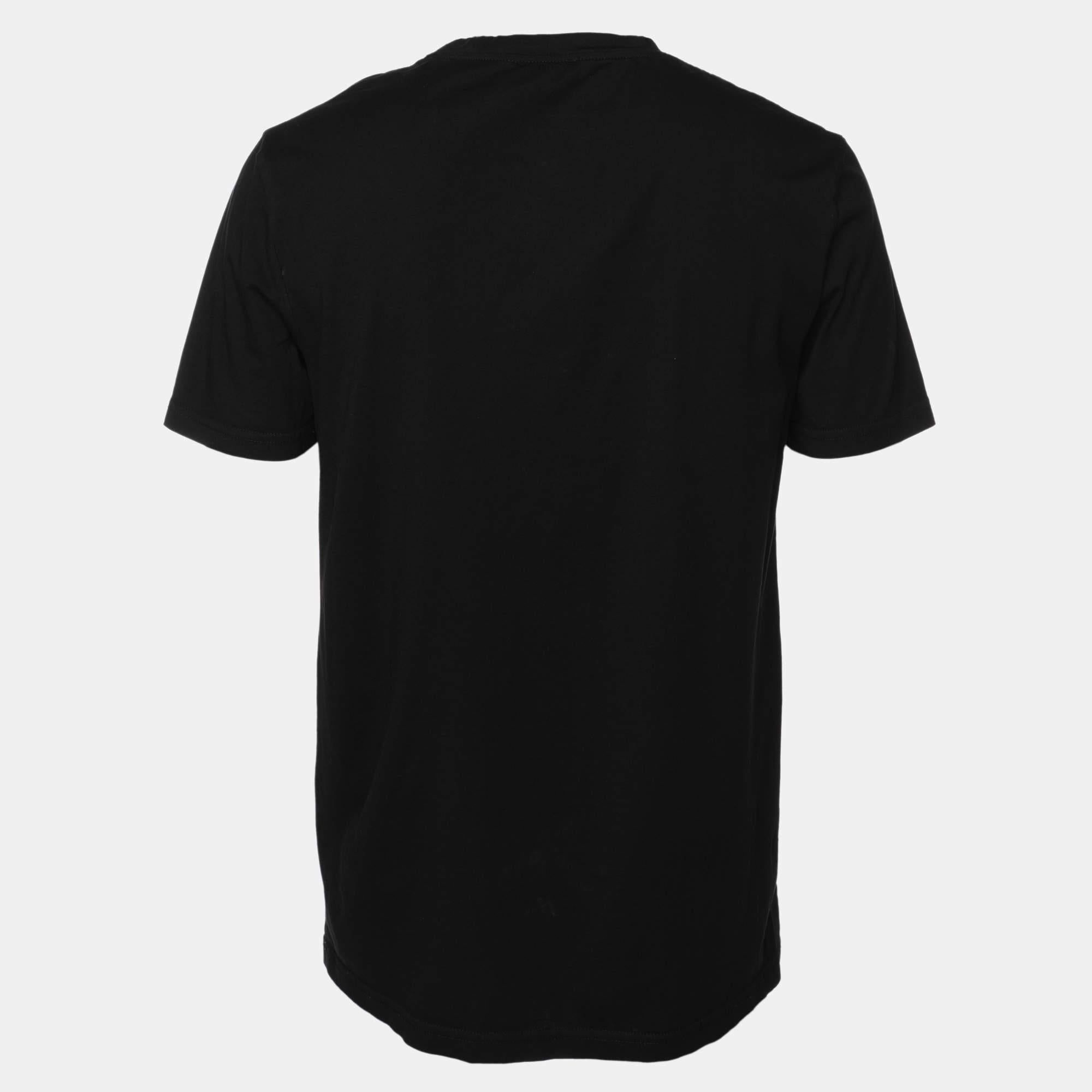 Che tu voglia uscire con gli amici o semplicemente rilassarti, questa t-shirt è un capo versatile che può essere abbinato in molti modi. È stato realizzato con un tessuto pregiato.