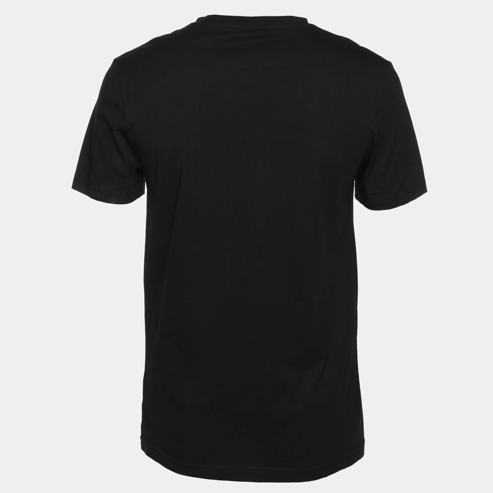 This Balmain T shirt in black is cut for a relaxed fit and is designed with a crew neckline short sleeves and a front logo. Youll love the comfort and style it brings.