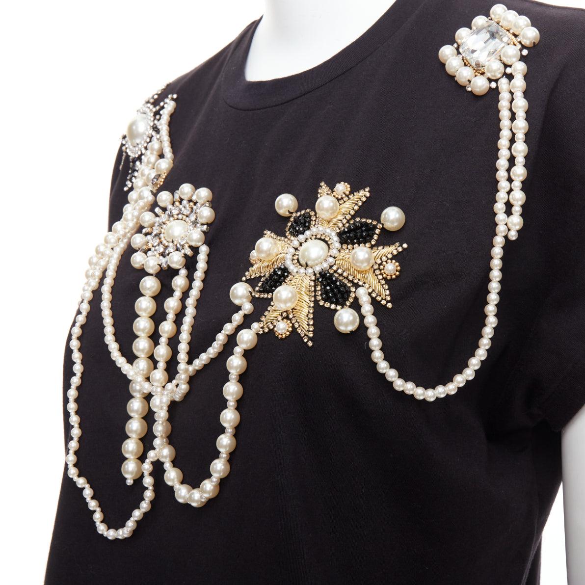 BALMAIN black cotton pearl bead embellished crop tshirt XS
Reference: AAWC/A01311
Brand: Balmain
Designer: Olivier Rousteing
Material: Cotton
Color: Black, Pearl
Pattern: Solid
Closure: Pullover
Extra Details: Crystal-cut, faux-pearl, and beaded