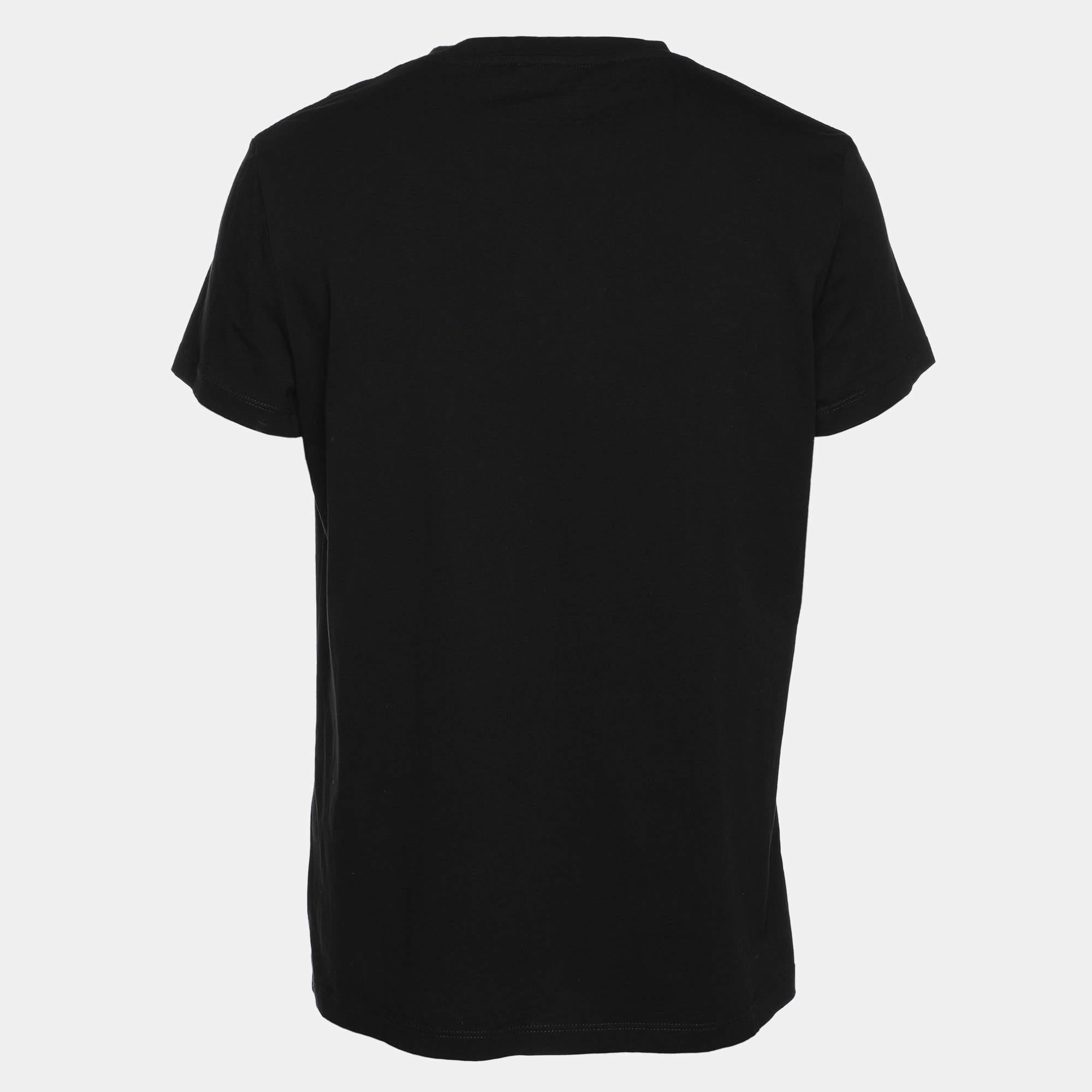 This Balmain T shirt in black is cut for a relaxed fit and is designed with a crew neckline short sleeves and a front logo. Youll love the comfort and style it brings.