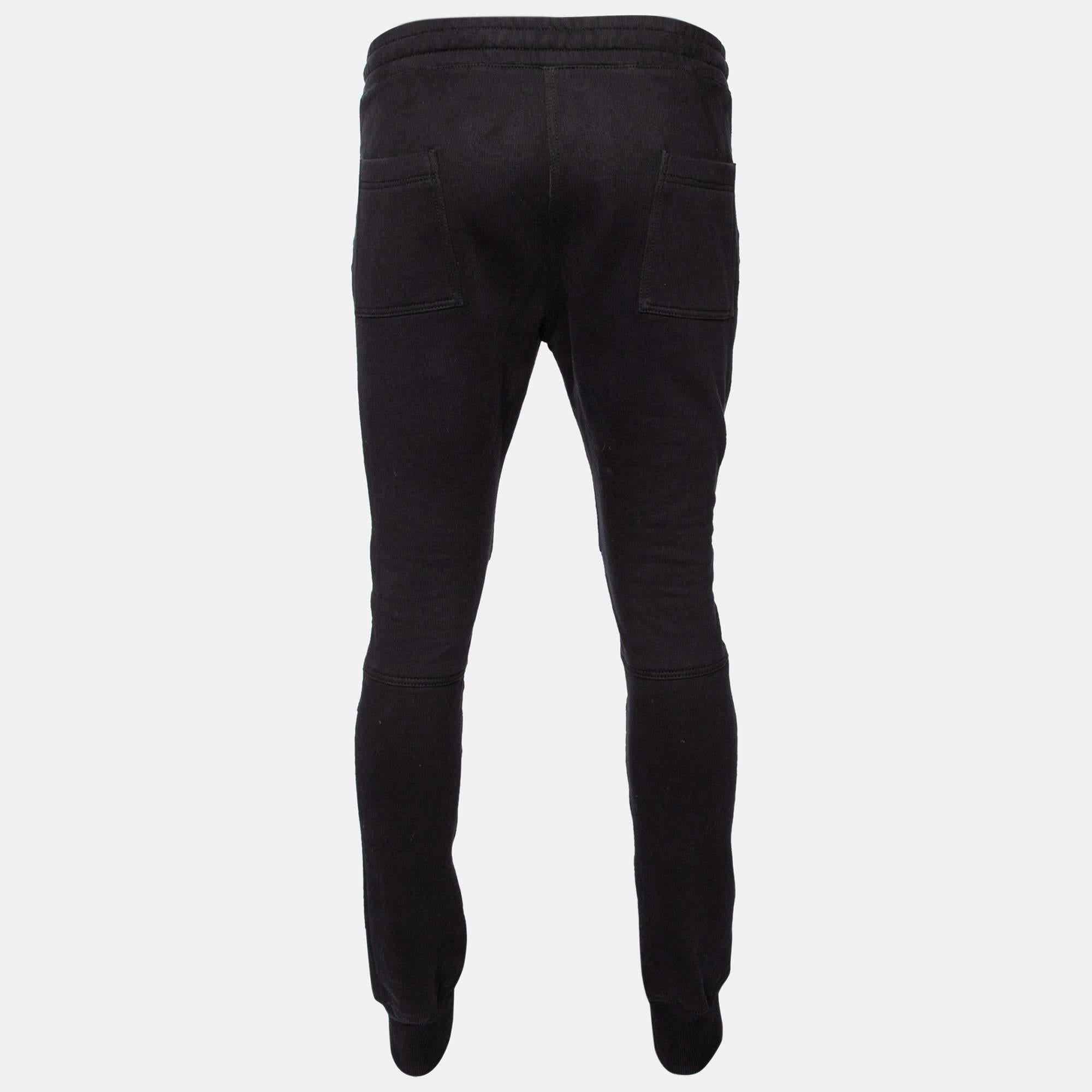 Balmain brings you these suave track pants that you can wear from day to night. Sewn meticulously from black cotton, the pants showcase rib paneling at the knees and have a fitted shape. They strike the right balance of comfort and high fashion.

