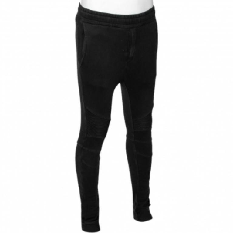 Balmain bietet Ihnen diese elegante Jogginghose, die Sie von morgens bis abends tragen können. Die sorgfältig aus schwarzer Baumwolle genähte Hose hat Rippeinsätze an den Knien und eine taillierte Form. Sie schaffen das richtige Gleichgewicht
