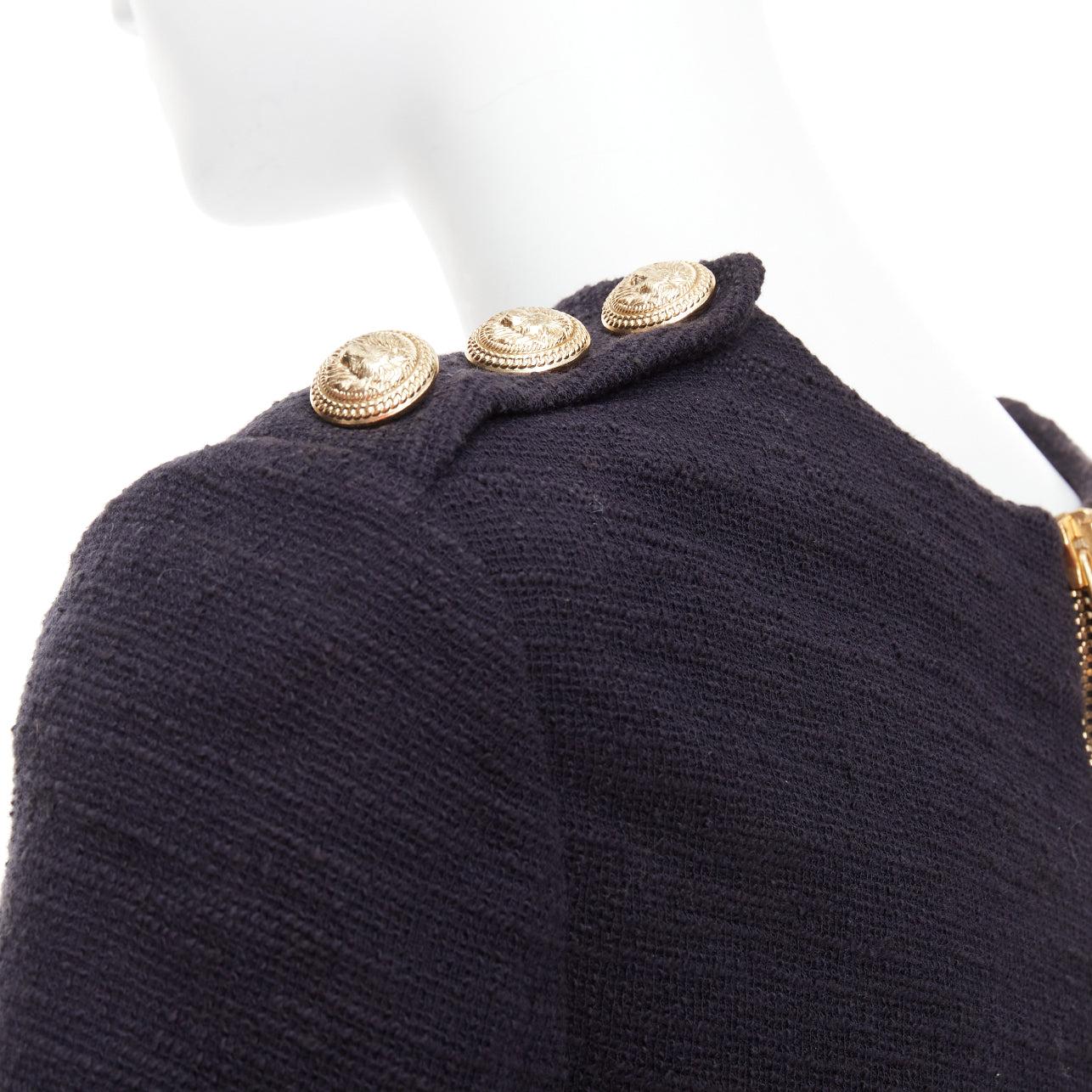 BALMAIN black cotton tweed gold Lionhead button zip back top FR38 M
Reference: GEGG/A00130
Brand: Balmain
Designer: Olivier Rousteing
Material: Cotton
Color: Black, Gold
Pattern: Solid
Closure: Zip
Extra Details: Exposed back zip.
Made in: