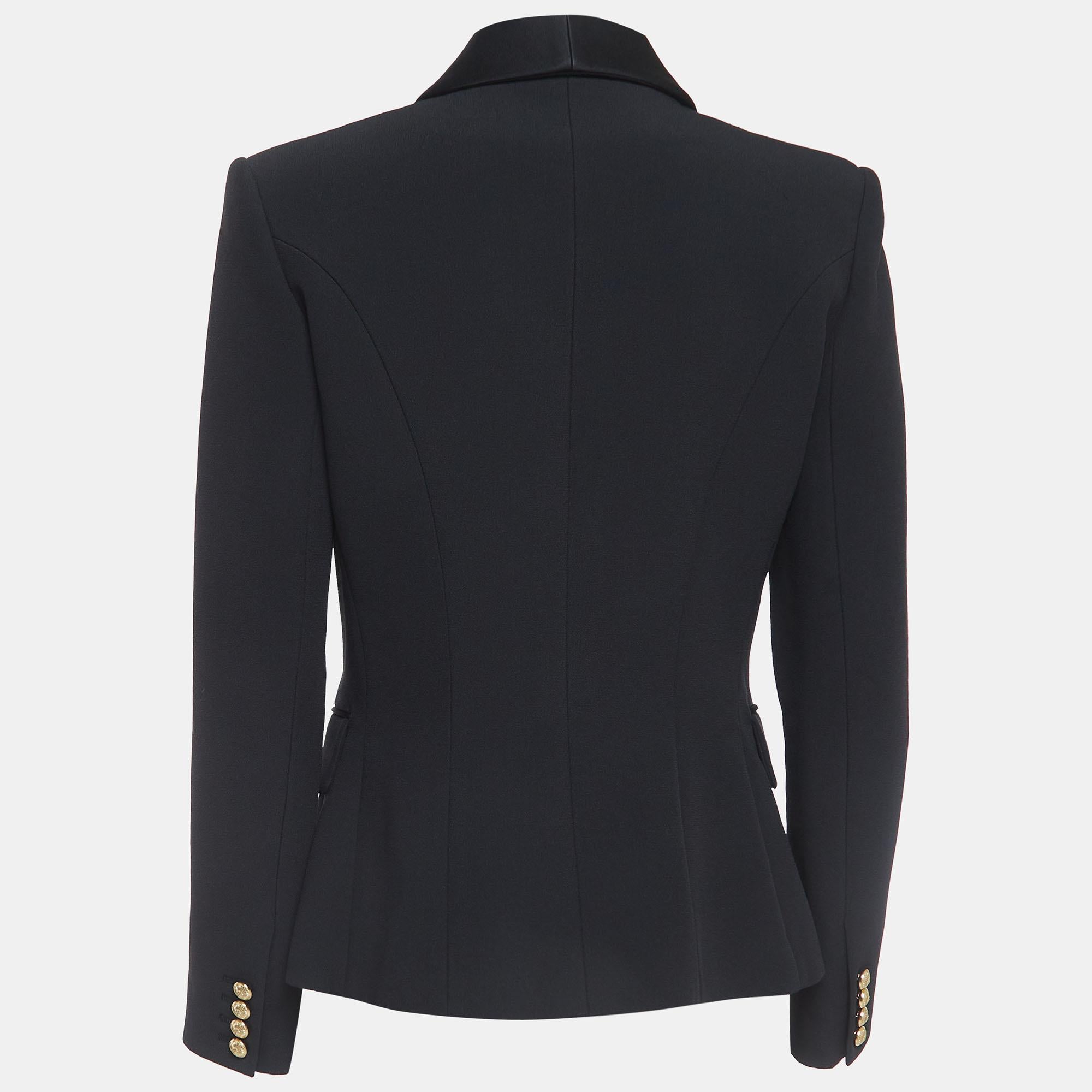 Ce blazer vous apporte à la fois classe et luxe lorsque vous le portez. Il est souligné par des manches longues et des détails classiques, ce qui lui confère une finition polie et formelle.

