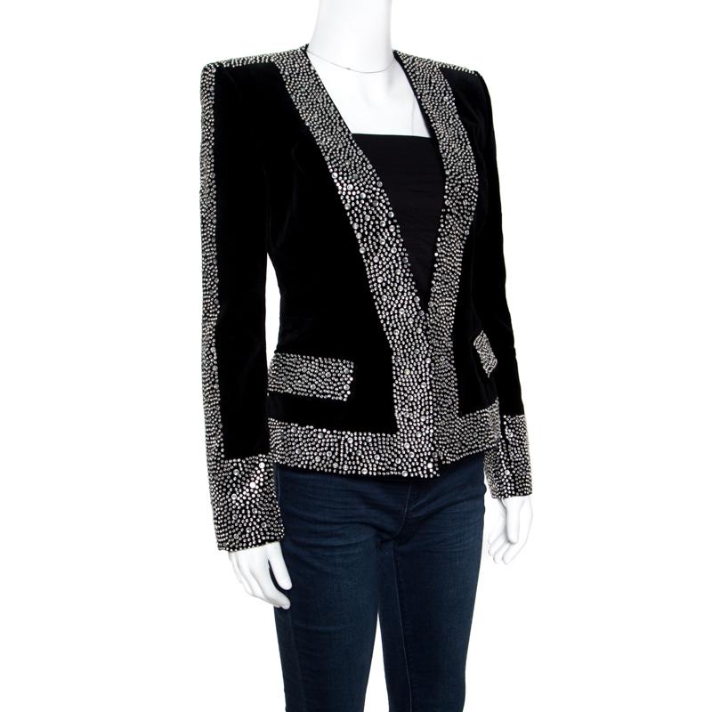 Alle Entwürfe von Balmain haben eine Schärfe:: die den Modegeschmack der modernen Welt trifft. Dieser Samtblazer ist mit seinen Kristallverzierungen:: den langen Ärmeln und dem Power-Shoulder-Stil ebenfalls umwerfend. Sie können diesen Blazer mit