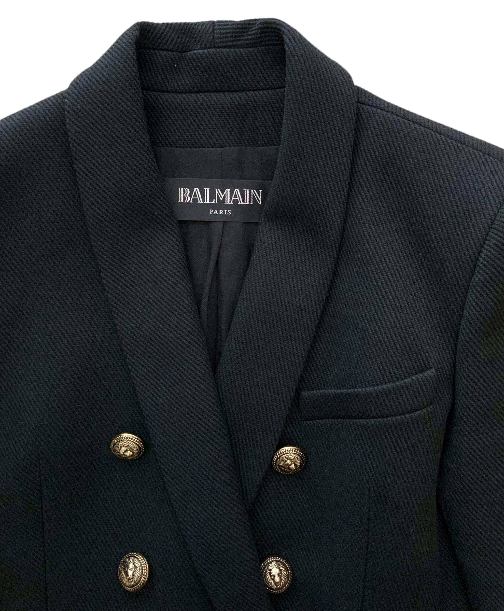 This double-breasted blazer from the house of Balmain is a classic and iconic piece.
It features shawl collar, front flap pockets, double-breasted button fastening (x2) and 4 buttons for style, shoulder pads and long sleeves with 5x buttons.

Year: