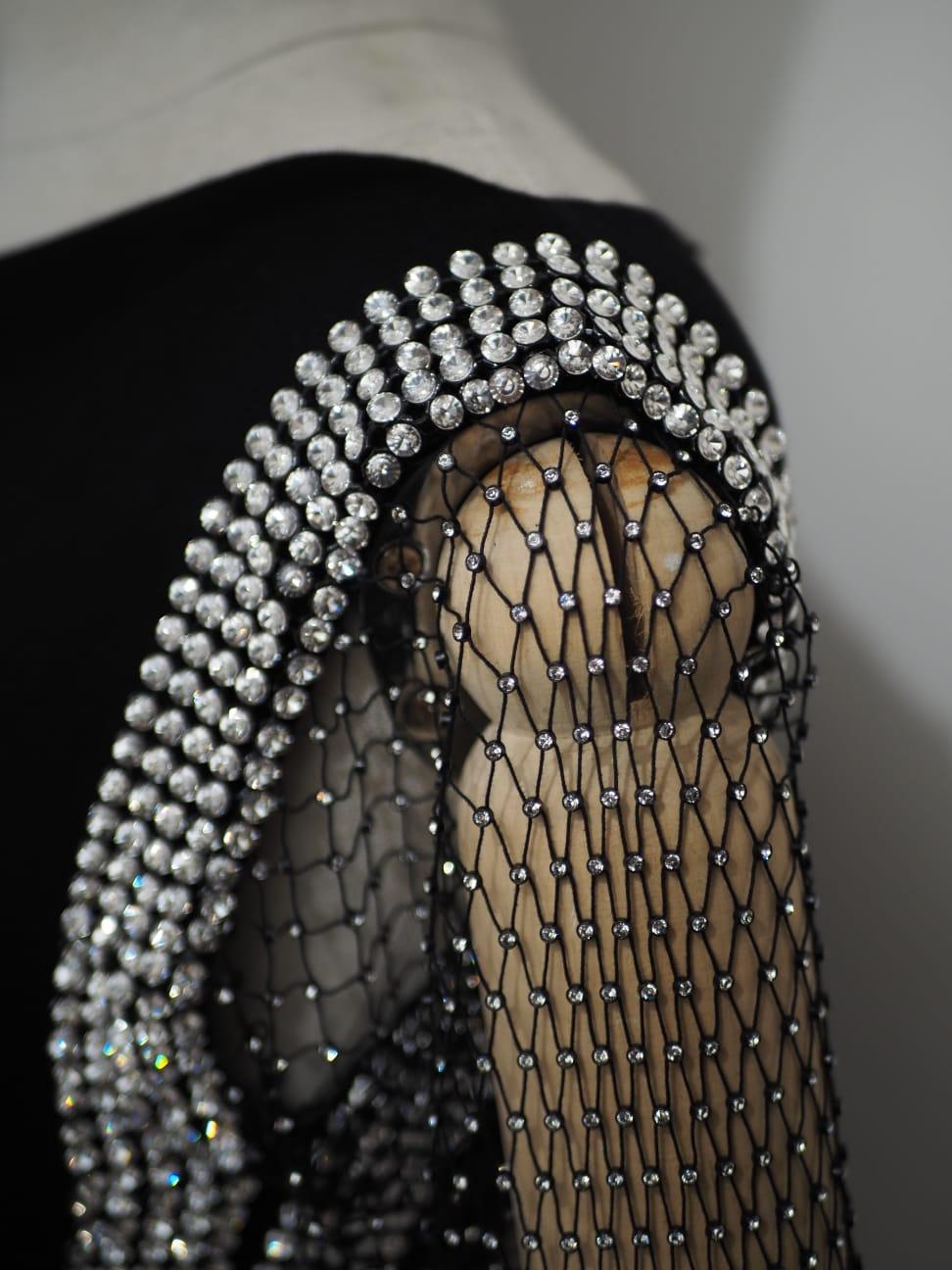 Balmain schwarzes Kleid Kristall Swarovski Steine Kleid im Zustand „Hervorragend“ im Angebot in Capri, IT