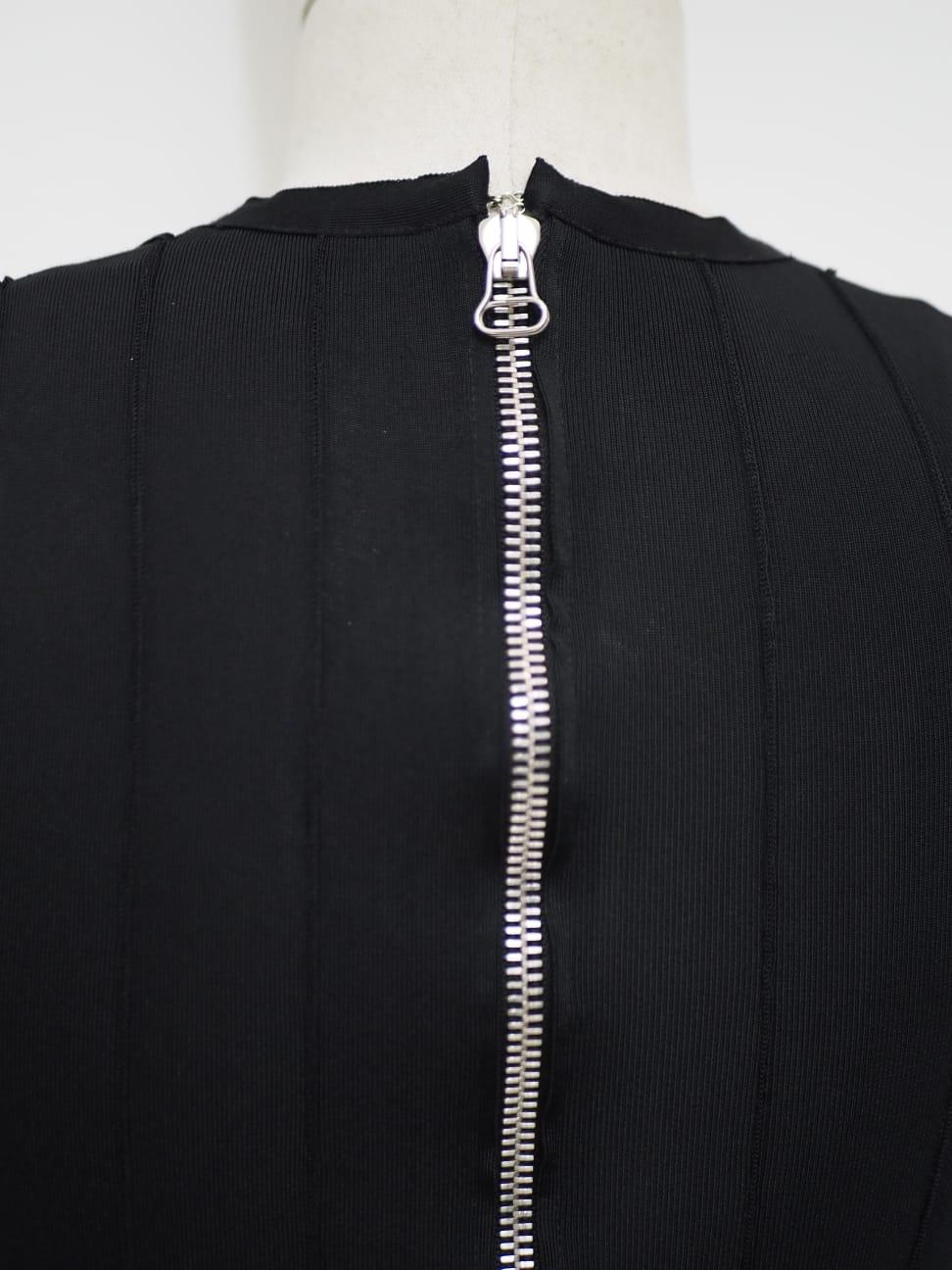Schwarzes Viskosekleid von Balmain mit Gürtelverzierung
vollständig in Frankreich hergestellt in Größe S 