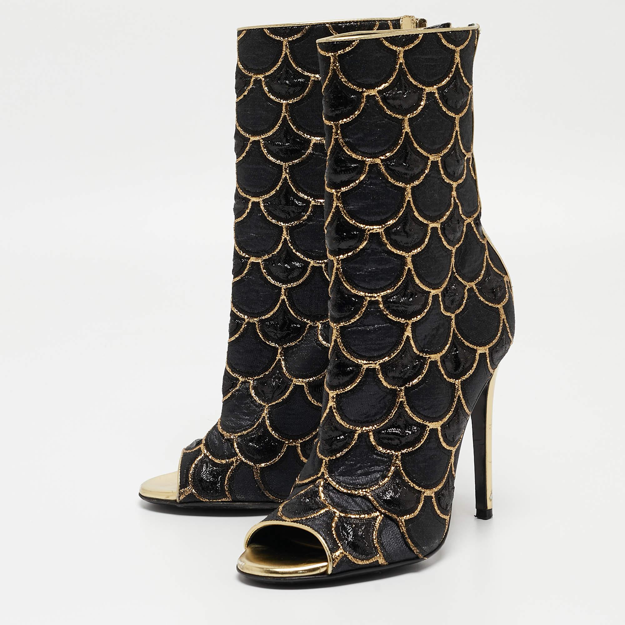 Les bottes sont un élément essentiel de votre garde-robe, et ces bottes, fabriquées à partir de matériaux de première qualité, sont un bon choix. Offrant le meilleur du confort et du style, cette paire à semelle robuste sera parfaite avec une robe