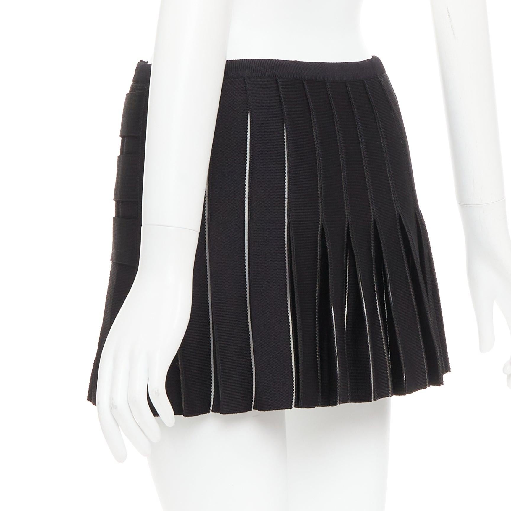 Balmain, minigonna plissettata in maglia a rombi con bottoni dorati neri FR34 XS in vendita 1