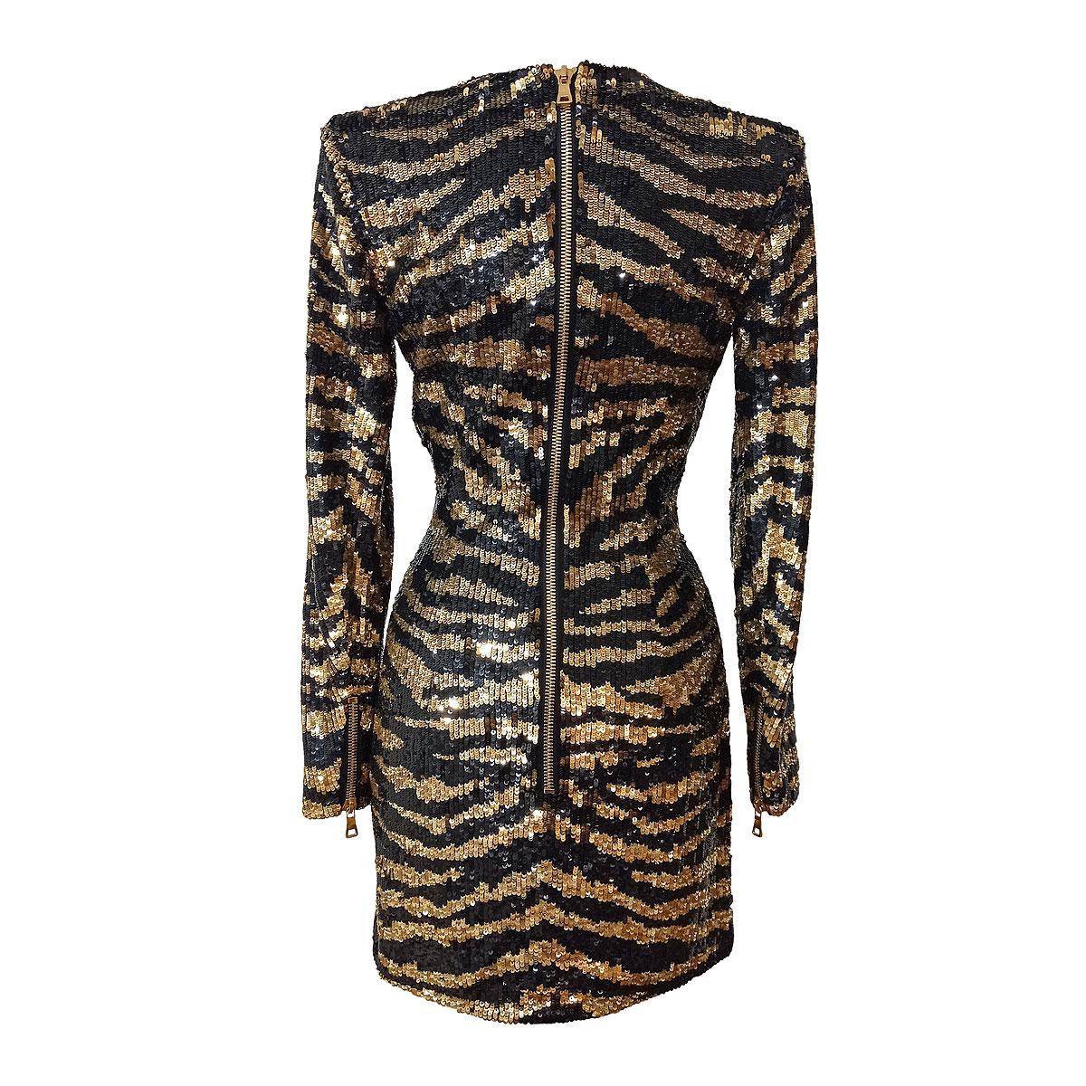 So beautiful and trendy Balmain dress
Sequins dress
Polyester
Black and gold color
Sequins
Long sleeves
V neck
Back zip closure
Maximum length cm 82 (32,28 inches)
Shoulders cm 40 (15,74 inches)
French size 36, italian 40
Worldwide express shipping