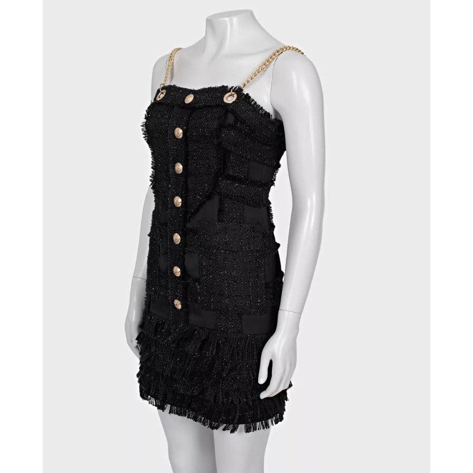 Sortez en beauté avec cette superbe robe noire Balmain. La robe est dotée d'élégantes bretelles dorées et de détails à franges ludiques qui ajoutent une touche de glamour à chacun de vos mouvements. Parfaite pour une soirée ou une occasion spéciale,