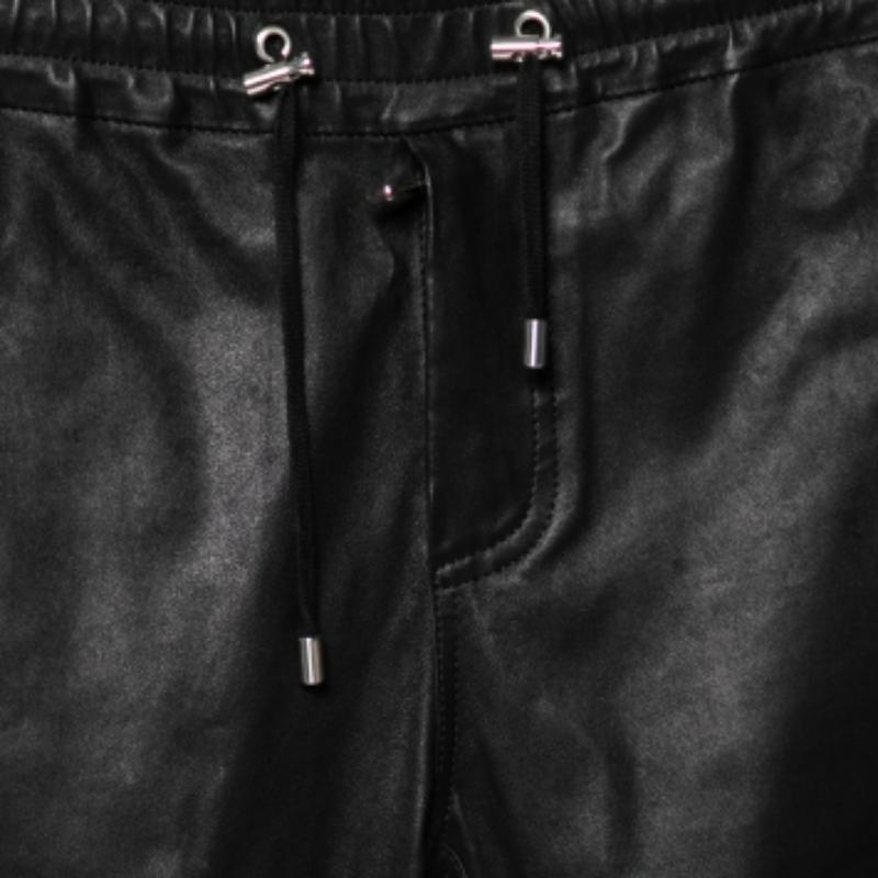 Estos pantalones moteros de Balmain añadirán un toque lujoso a tu atuendo. Están confeccionados con piel negra en una silueta entallada. Muestran detalles de la cremallera. Están equipados con un cierre de cordón y una cintura elástica. ¡Añádelos ya