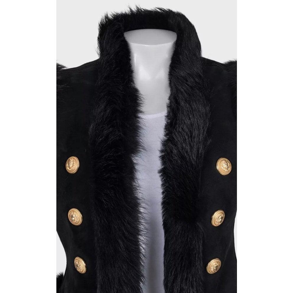 Erhöhen Sie Ihre Garderobe mit dieser luxuriösen schwarzen Weste von Balmain, die aus weichstem echtem Lammleder gefertigt ist. Diese stilvolle Weste ist mit der für Balmain typischen goldfarbenen Hardware ausgestattet und verleiht jedem Outfit