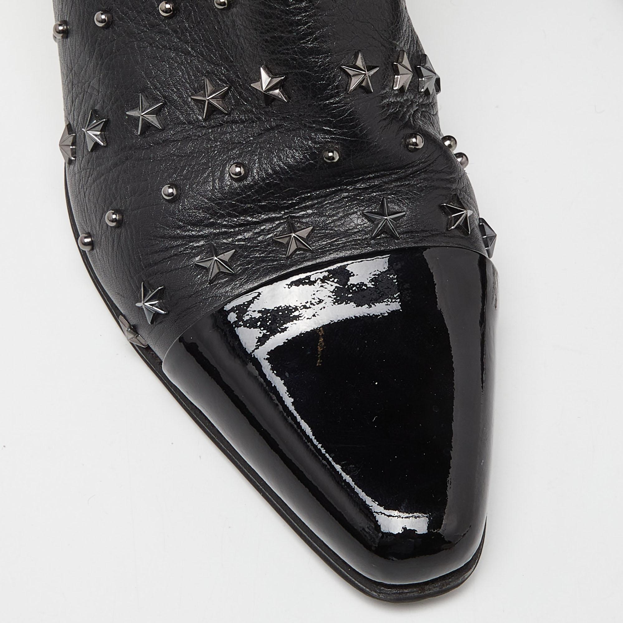 Balmain Schwarze Stiefeletten aus Leder und Lackleder mit Nieten Größe 39 im Zustand „Relativ gut“ im Angebot in Dubai, Al Qouz 2