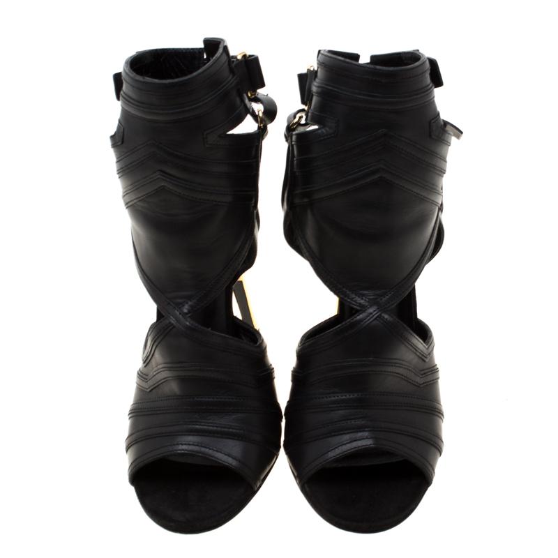If you are into high-fashion, trust Balmain to give you designs that suit your taste buds just right. These sandals from Balmain are really stylish. Crafted from leather, they feature cutouts and ankle velcro straps at the back. Open toes and 10.5