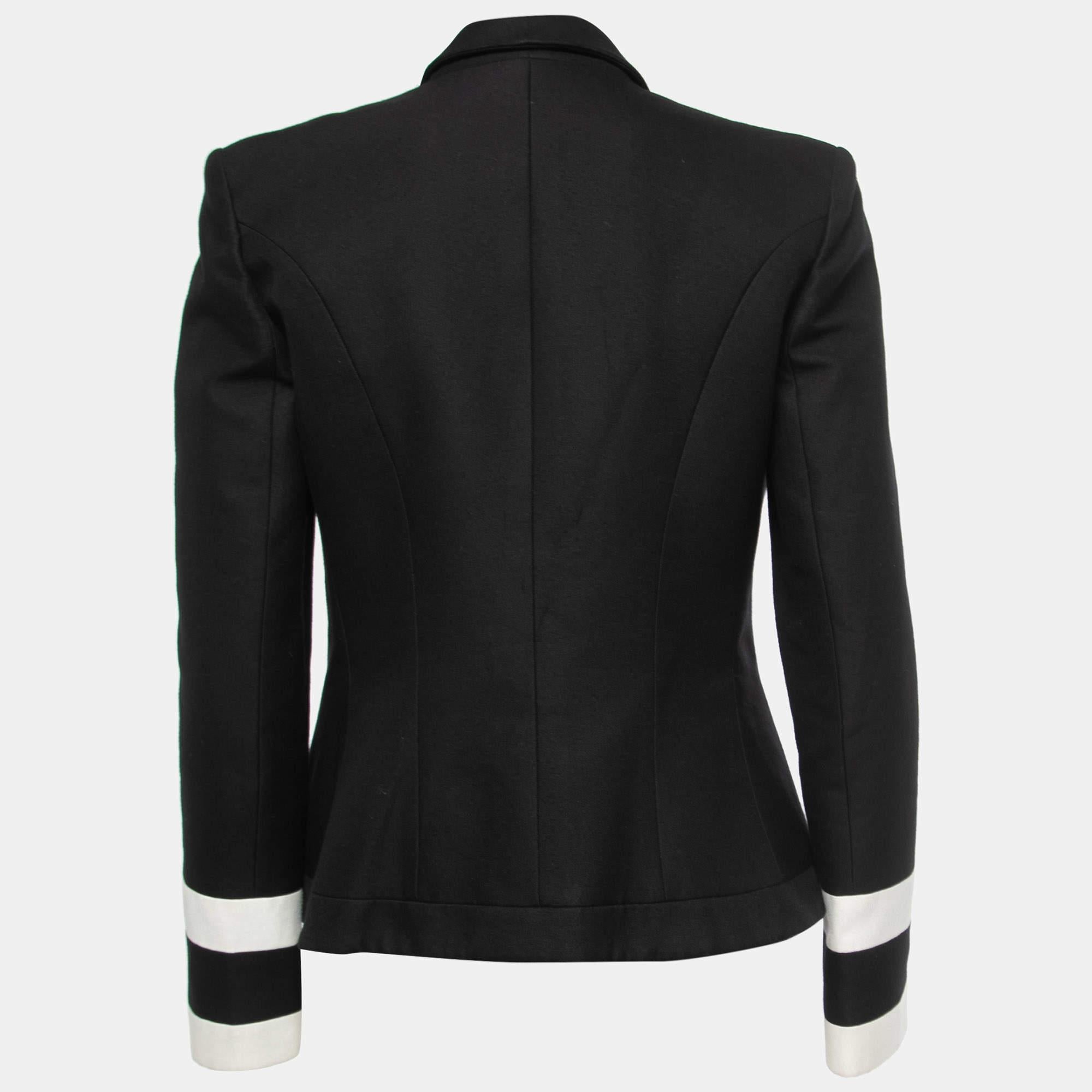 This blazer brings you both class and luxury as you wear it. It is highlighted with long sleeves, thus granting a polished finish.

