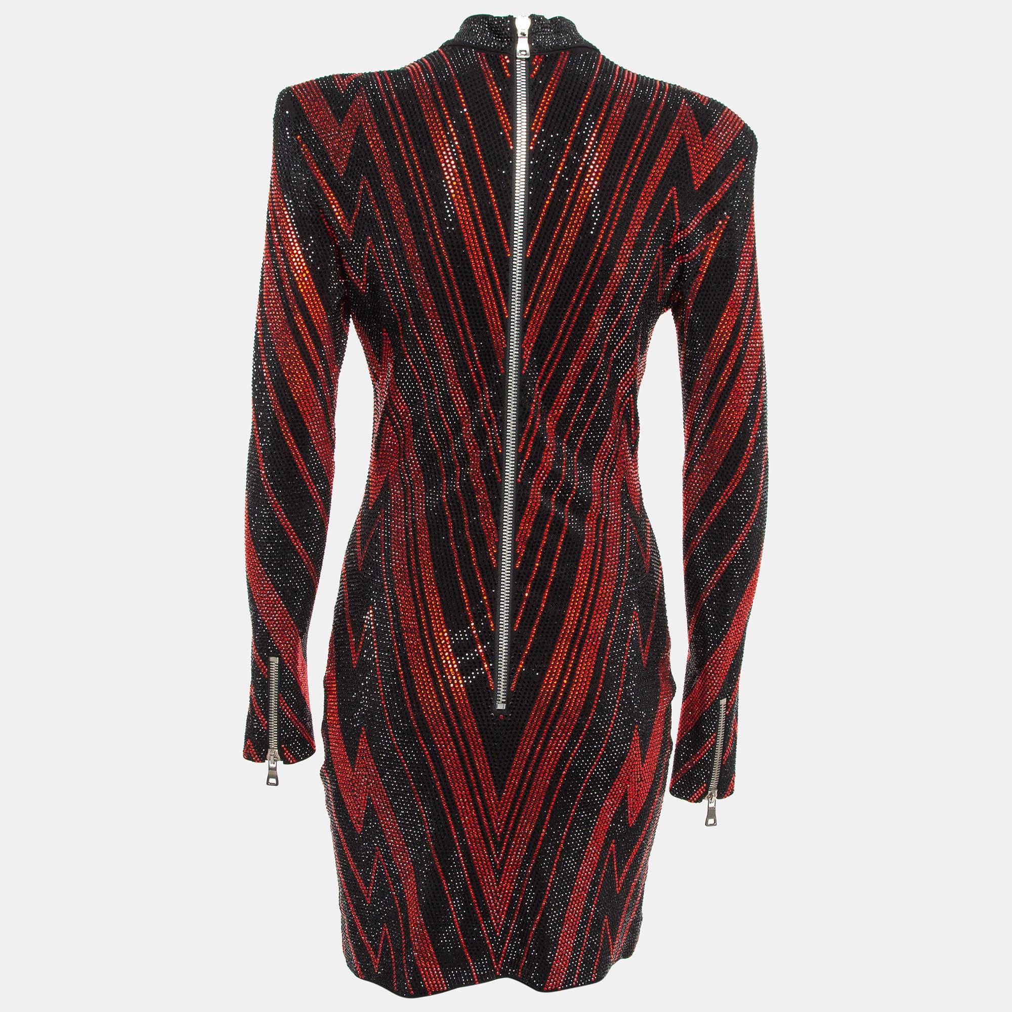 Prova la gioia di una sartoria esperta con questo abito firmato da donna. Realizzato meticolosamente, offre una vestibilità impeccabile e dettagli di lusso che assicurano un comfort ineguagliabile. Questa splendida creazione eleverà il tuo stile