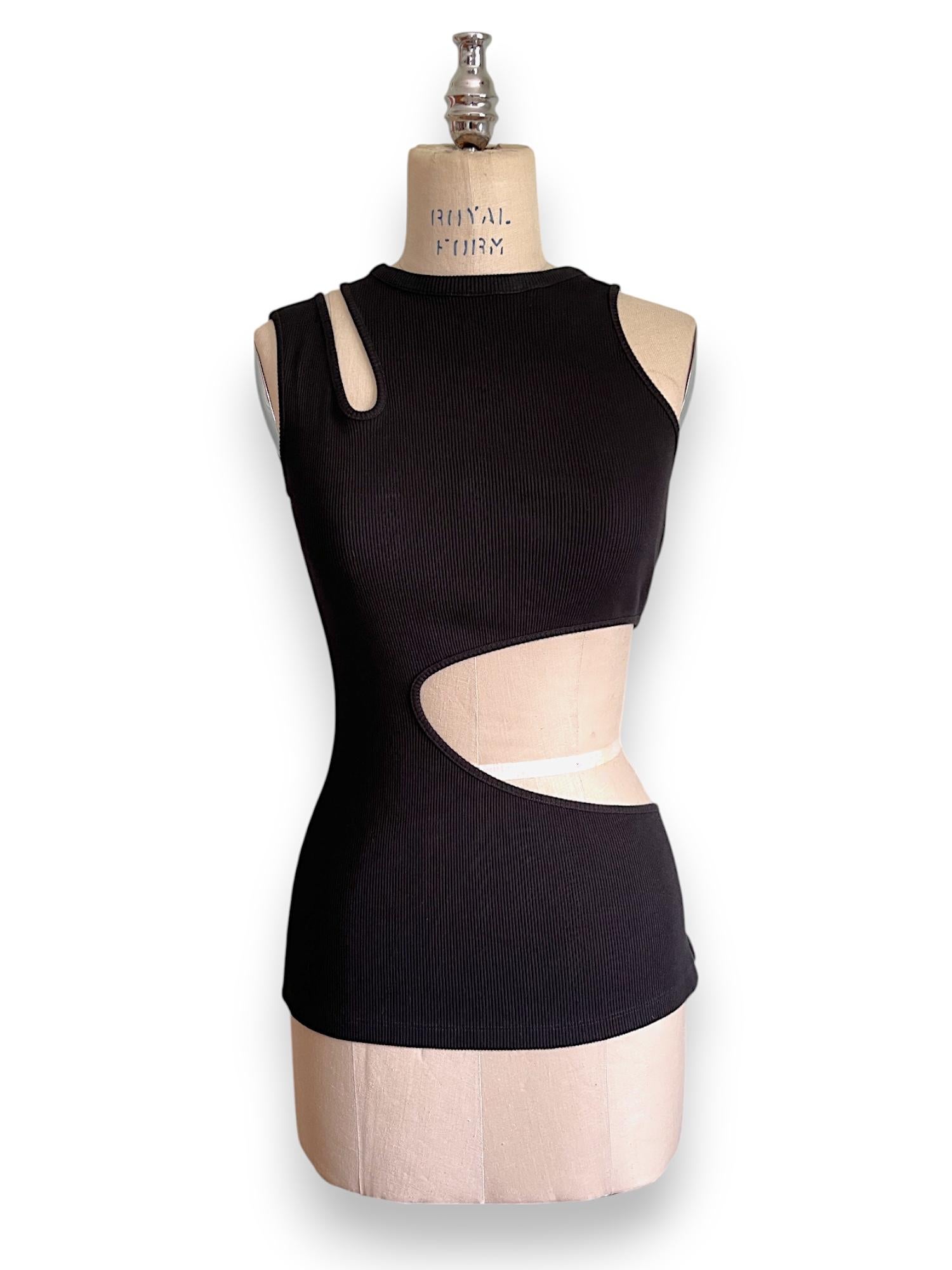 Adéntrate en la elegancia vanguardista de Balmain con esta excepcional camiseta de tirantes negra de canalé con corte asimétrico, talla pequeña, un sorprendente ejemplo de la sastrería escultural y la sensualidad moderna de la maison francesa. Esta