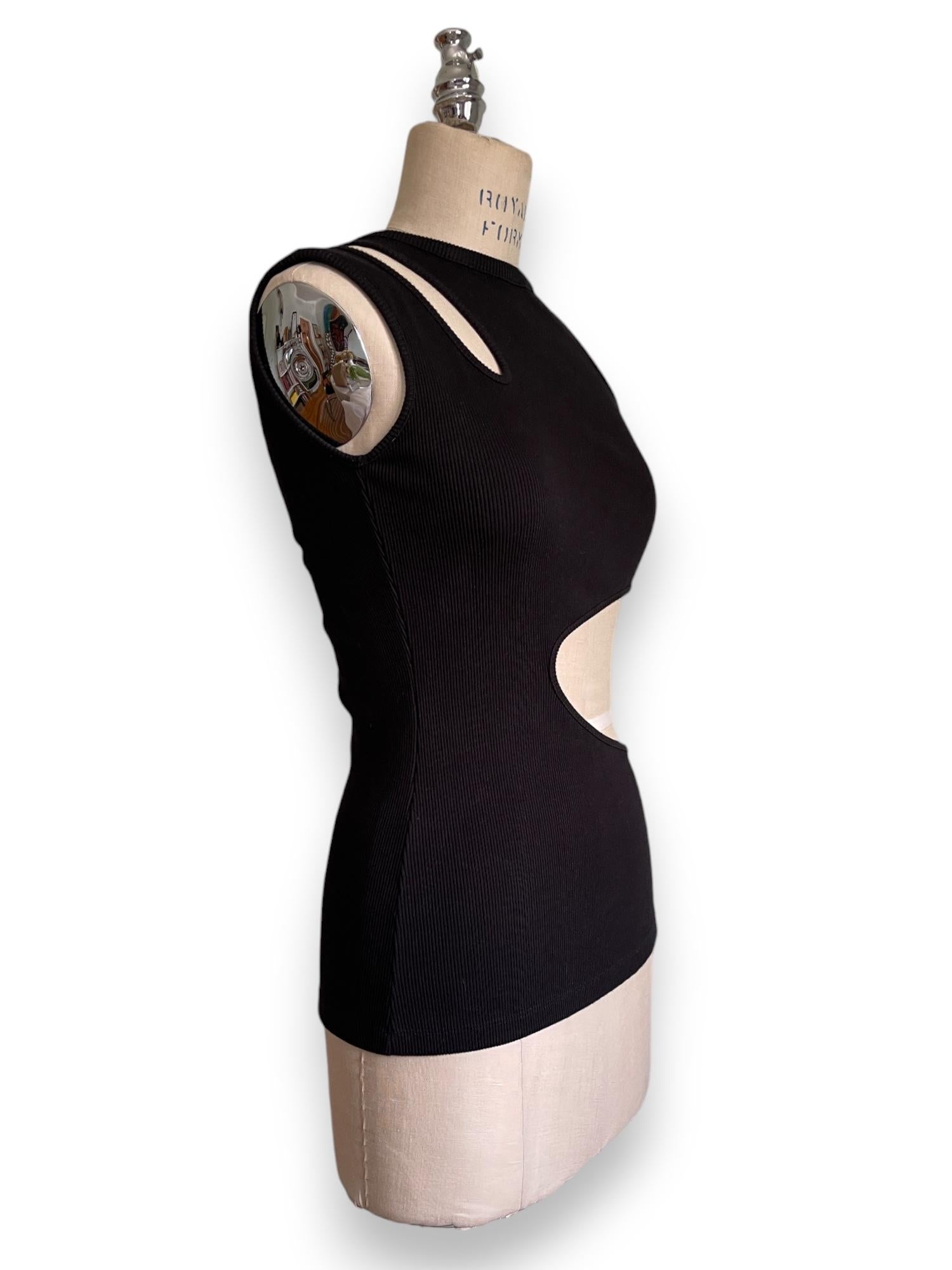 Camiseta de tirantes negra de canalé con corte asimétrico Balmain - Minimalismo inspirado en las pasarelas en venta 1