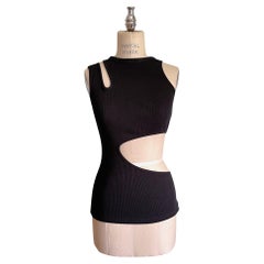 Camiseta de tirantes negra de canalé con corte asimétrico Balmain - Minimalismo inspirado en las pasarelas