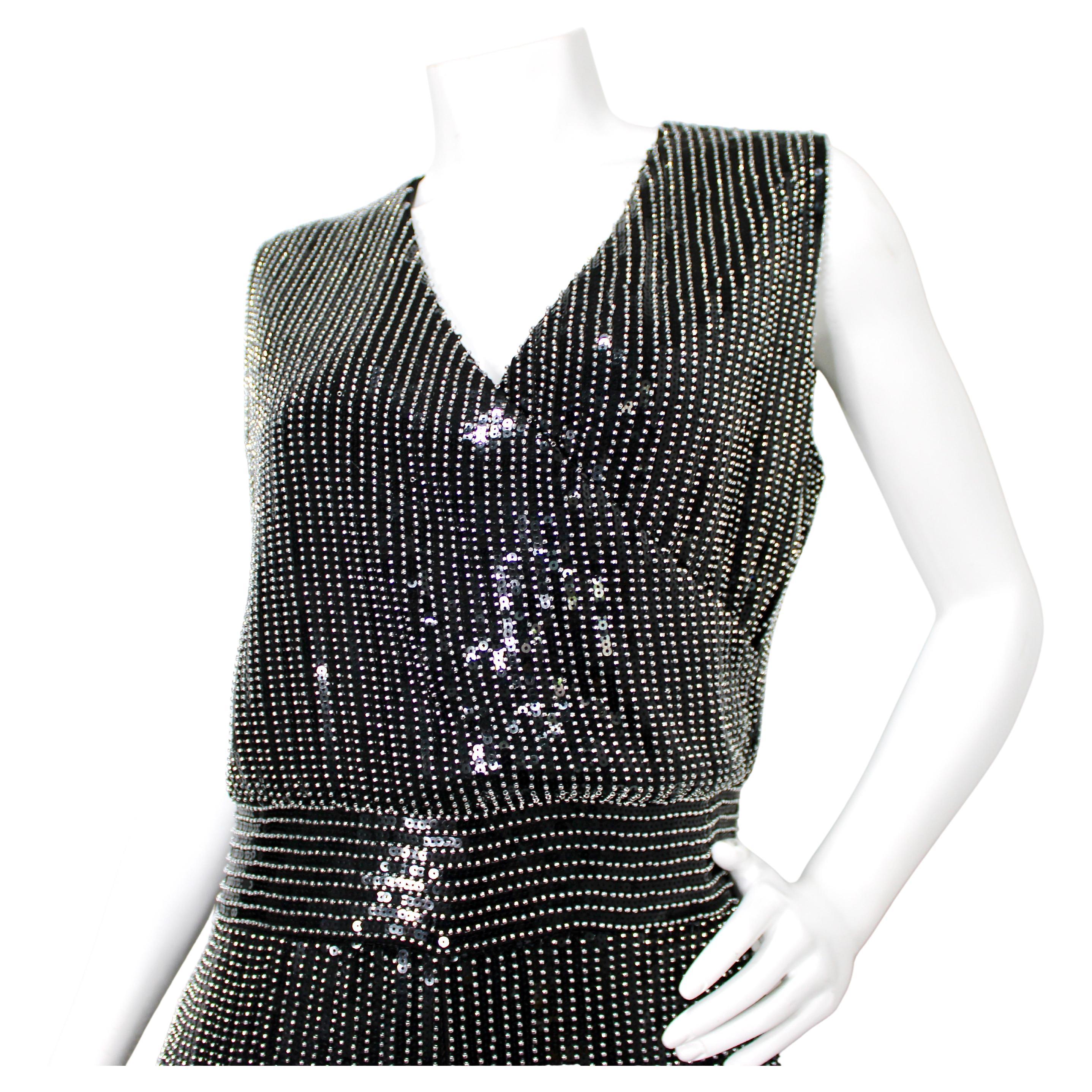 La Balmain Black & Silver Beaded Sequin Embellished Jumpsuit è un pezzo sorprendente che emana lusso e raffinatezza. Realizzata con un'attenzione meticolosa ai dettagli, questa tuta presenta un'intricata lavorazione di perline e paillettes