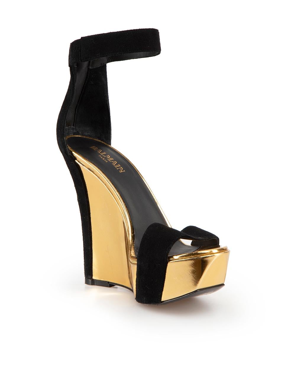 El ESTADO es Bueno. Se aprecia un desgaste menor en los zapatos. Ligero desgaste en ambos tacones de cuña con mellas en la piel. El zapato izquierdo también tiene una rozadura en el ante del talón en este artículo de segunda mano del diseñador
