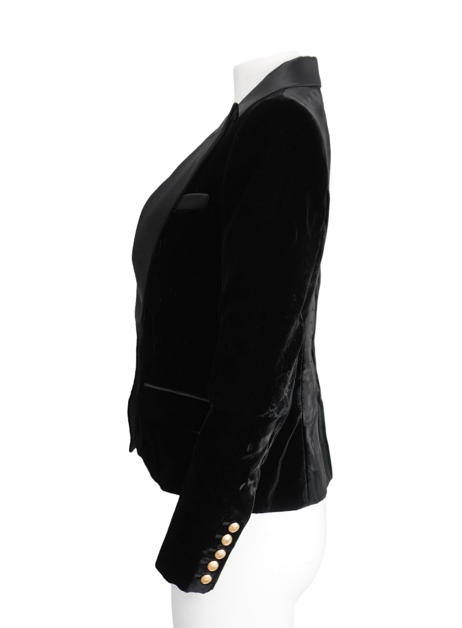 Blazer di velluto nero Balmain
Chiusura a un bottone
3 tasche finte
taglia 42
Lunghezza 23