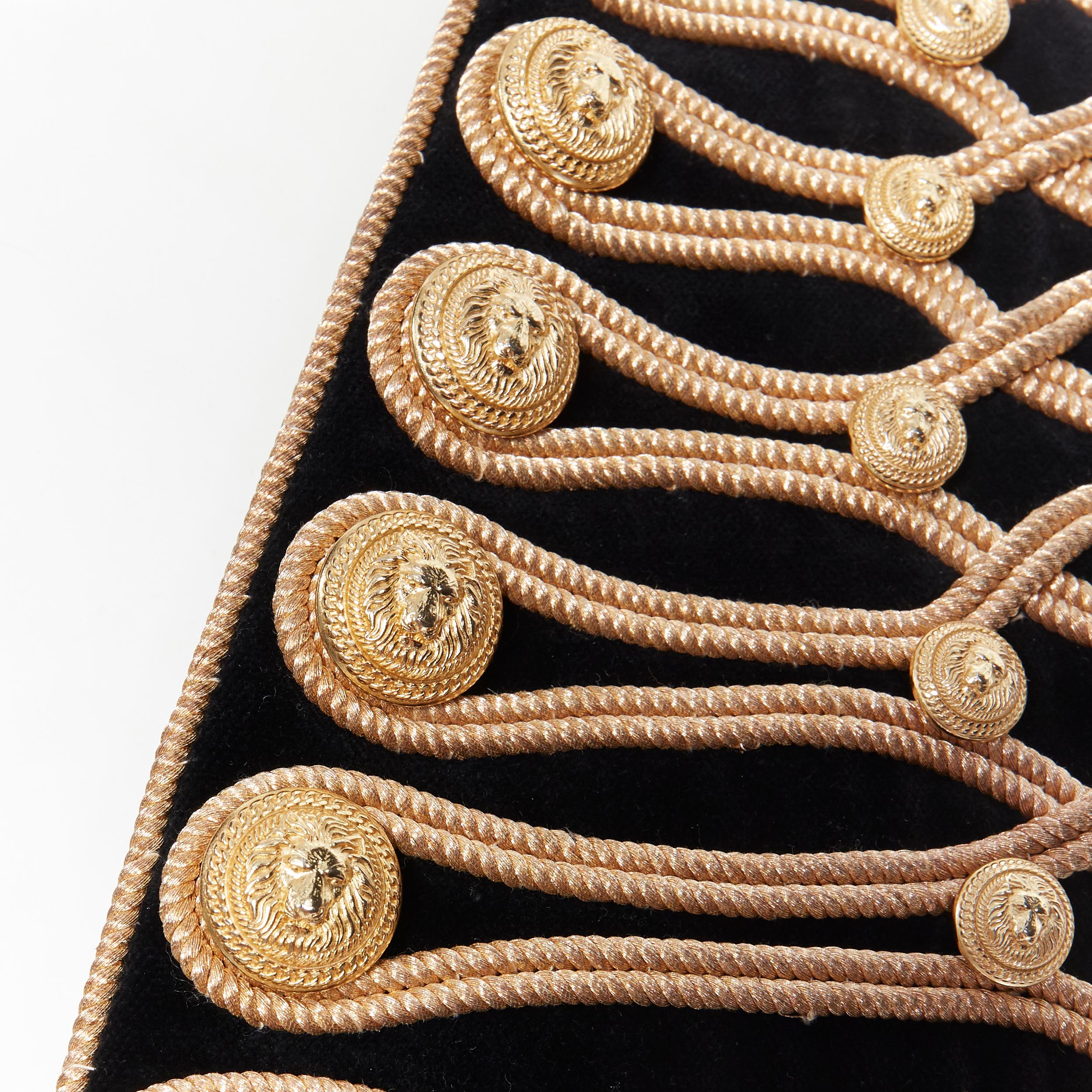 Balmain, giacca militare in velluto nero con ricamo a corda di leone, S 
Riferimento: TGAS/A03571 
Marchio: Balmain 
Designer: Olivier Rousteing 
Materiale: Velluto 
Colore: nero 
Modello: Tinta unita 
Dettaglio extra: Velluto nero. Ricamo in corda