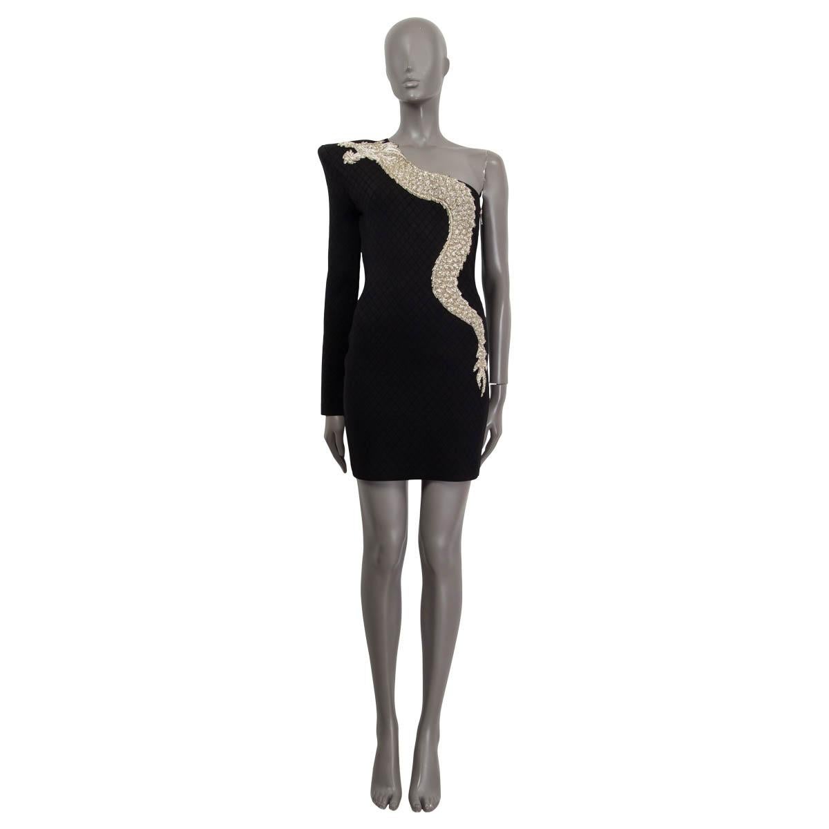 100% authentisches Balmain Pre-Fall 2019 Minikleid aus schwarzer Viskose (86%), Polyamid (12%) und Elasthan (2%). Mit einem langen Ärmel, quadratischem, strukturiertem Strick und perlenbesetzter Drachenstickerei. Hat einen langen Ärmel mit einem